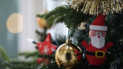 http://www.toynk.com/cdn/shop/articles/christmas_tree_decorations.jpg?v=1667102920