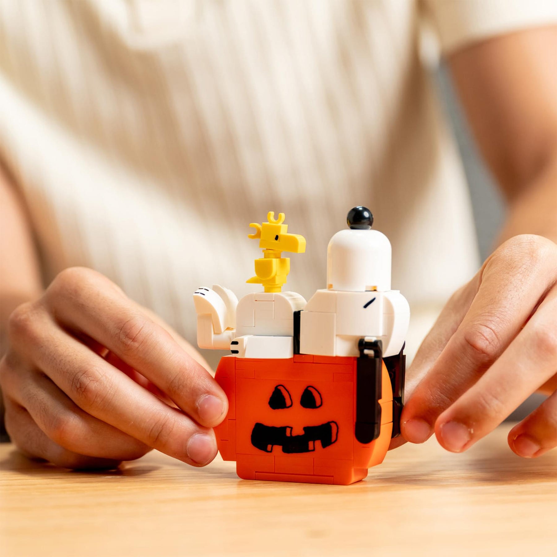 Peanuts Snoopy Sleeping On Pumpkin 122-Piece Building Set