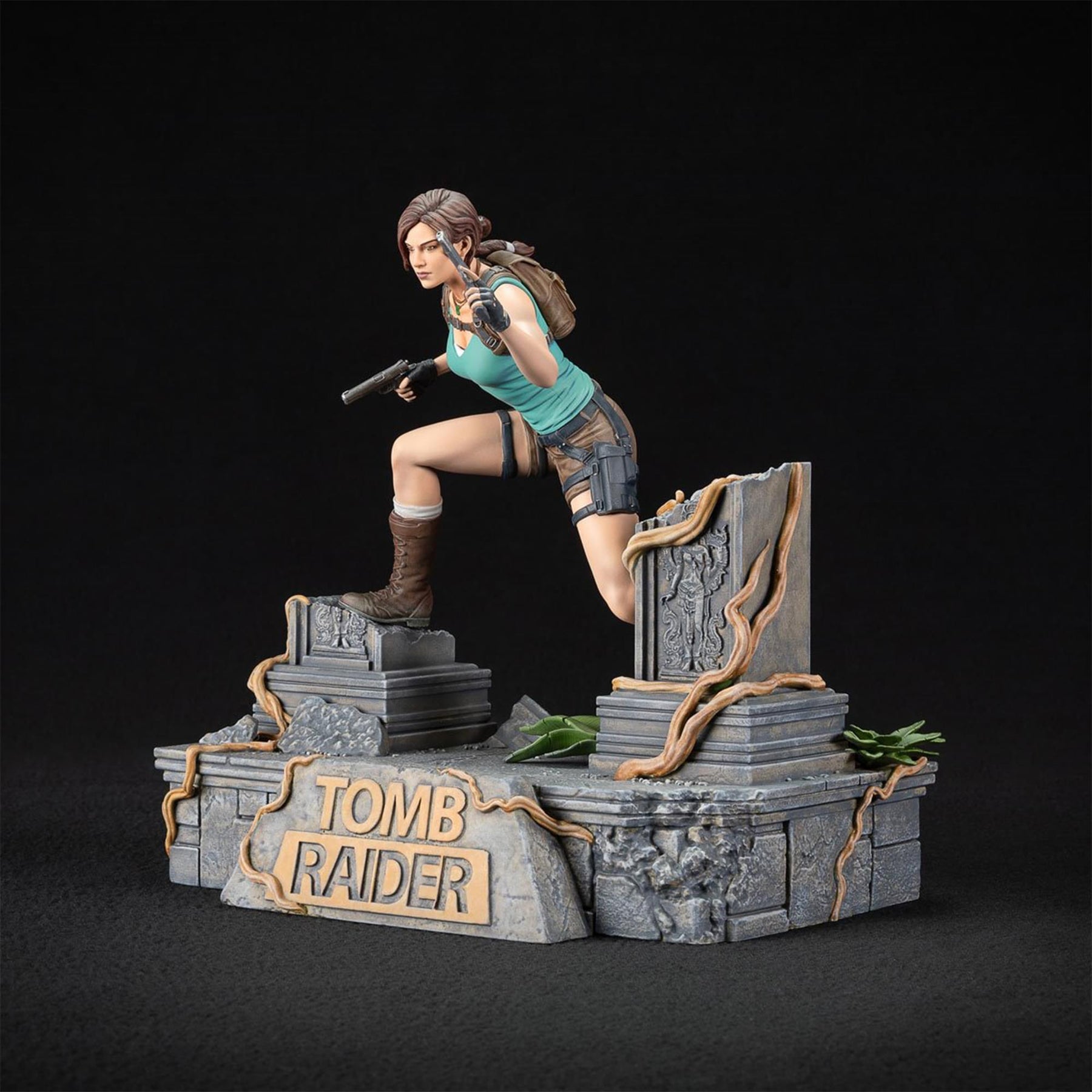 Tomb Raider Deluxe Lara Croft 9 Inch PVC Statue