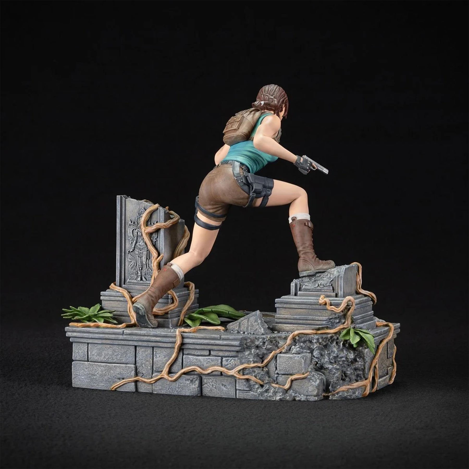 Tomb Raider Deluxe Lara Croft 9 Inch PVC Statue