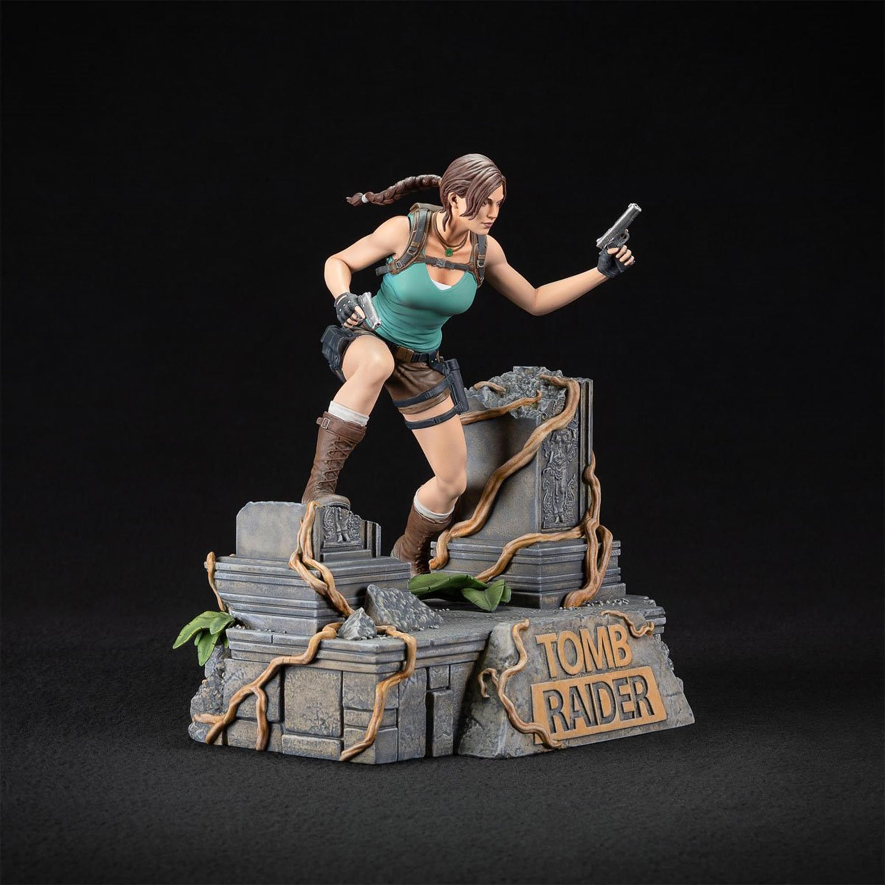 Tomb Raider Deluxe Lara Croft 9 Inch PVC Statue
