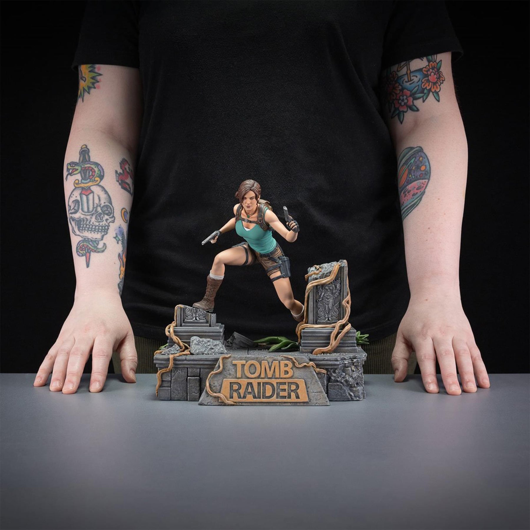 Tomb Raider Deluxe Lara Croft 9 Inch PVC Statue