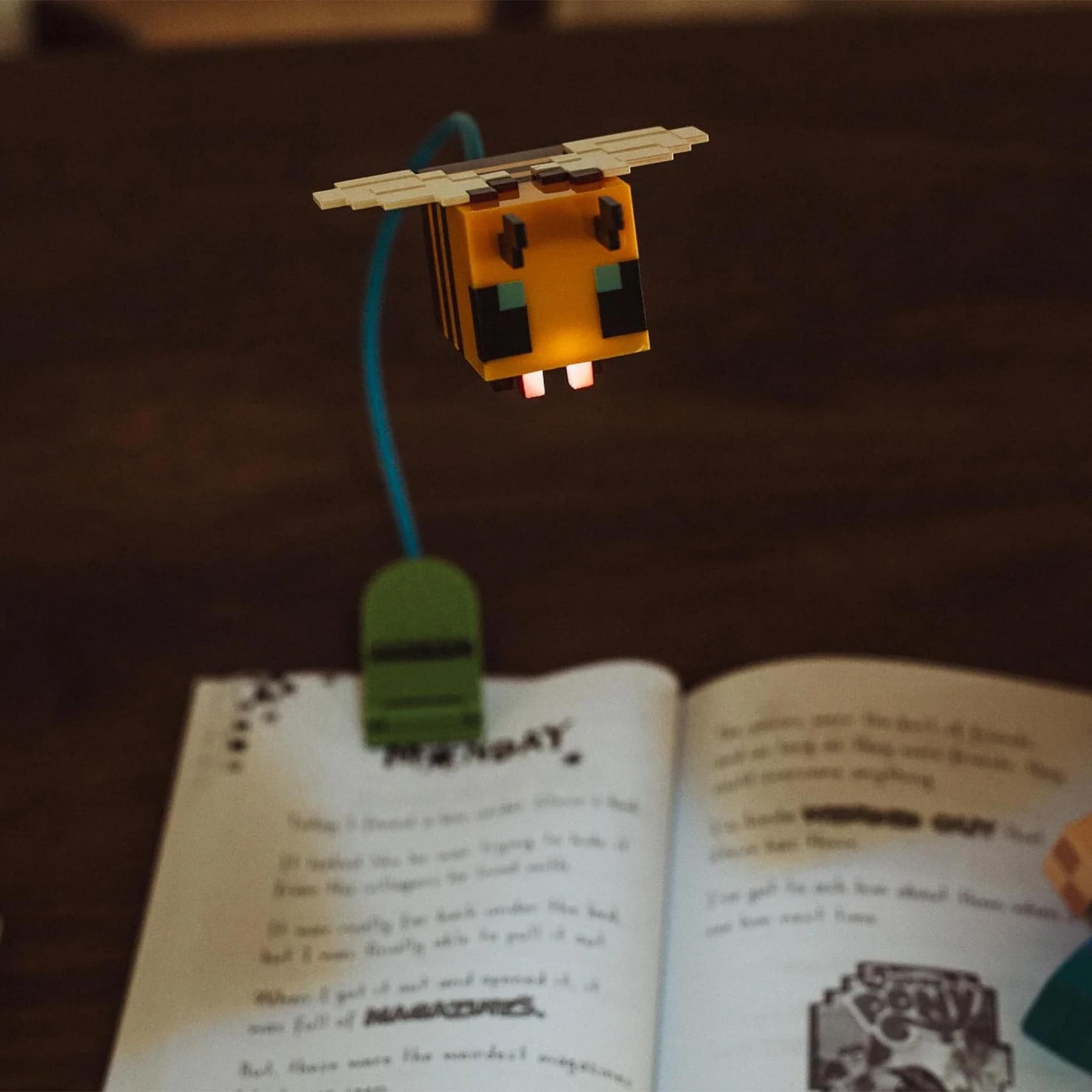 Minecraft 2-Piece Reader Bundle | Bee Reading Light & Creeper Bookends