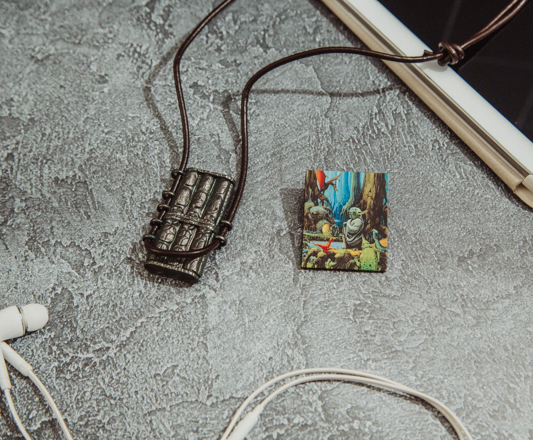 Star Wars: Return of the Jedi Yoda Blissl Necklace Replica & Enamel Pin Box Set