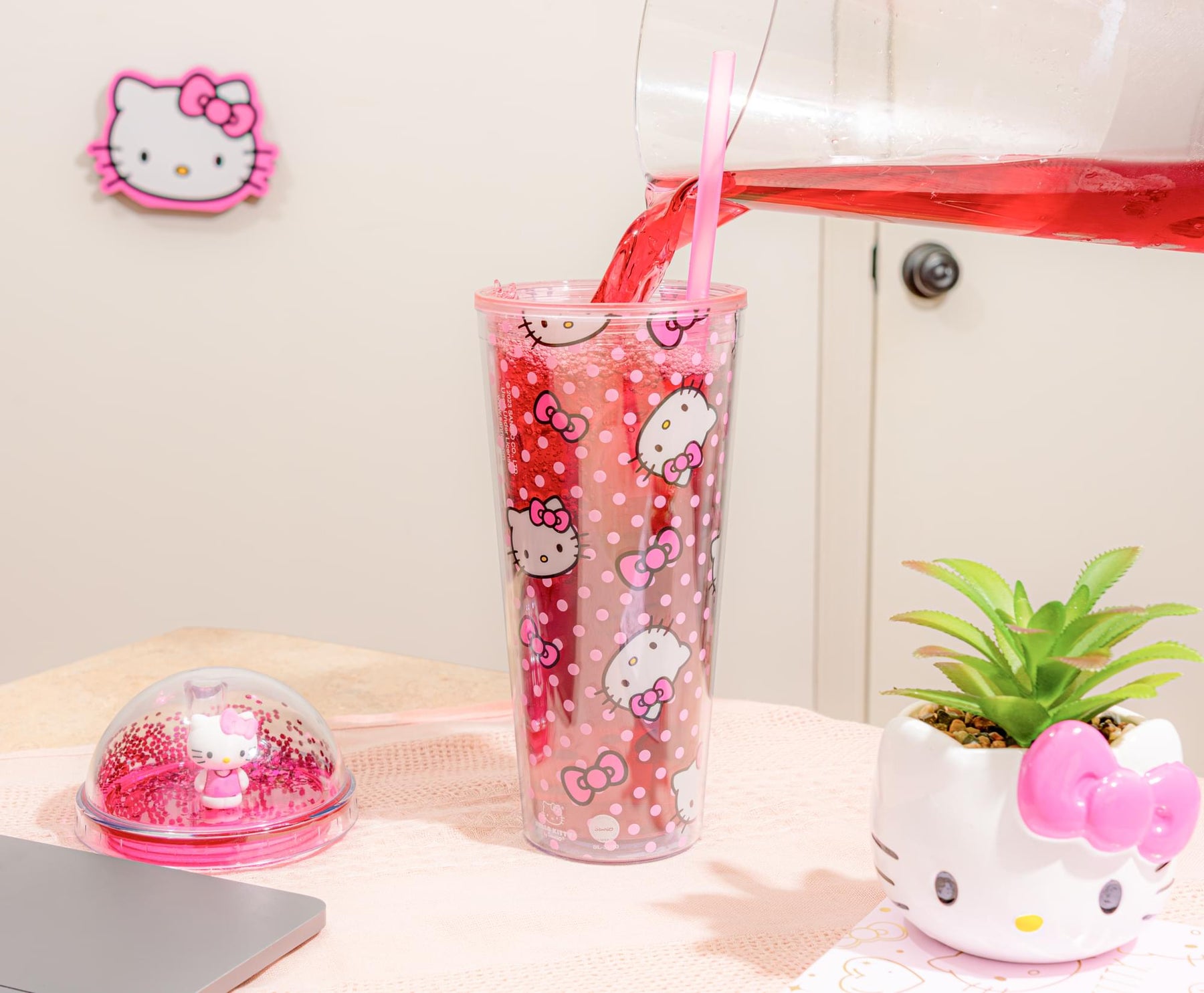 Sanrio Hello Kitty 24-Ounce Confetti Carnival Cup With Dome Lid and Straw