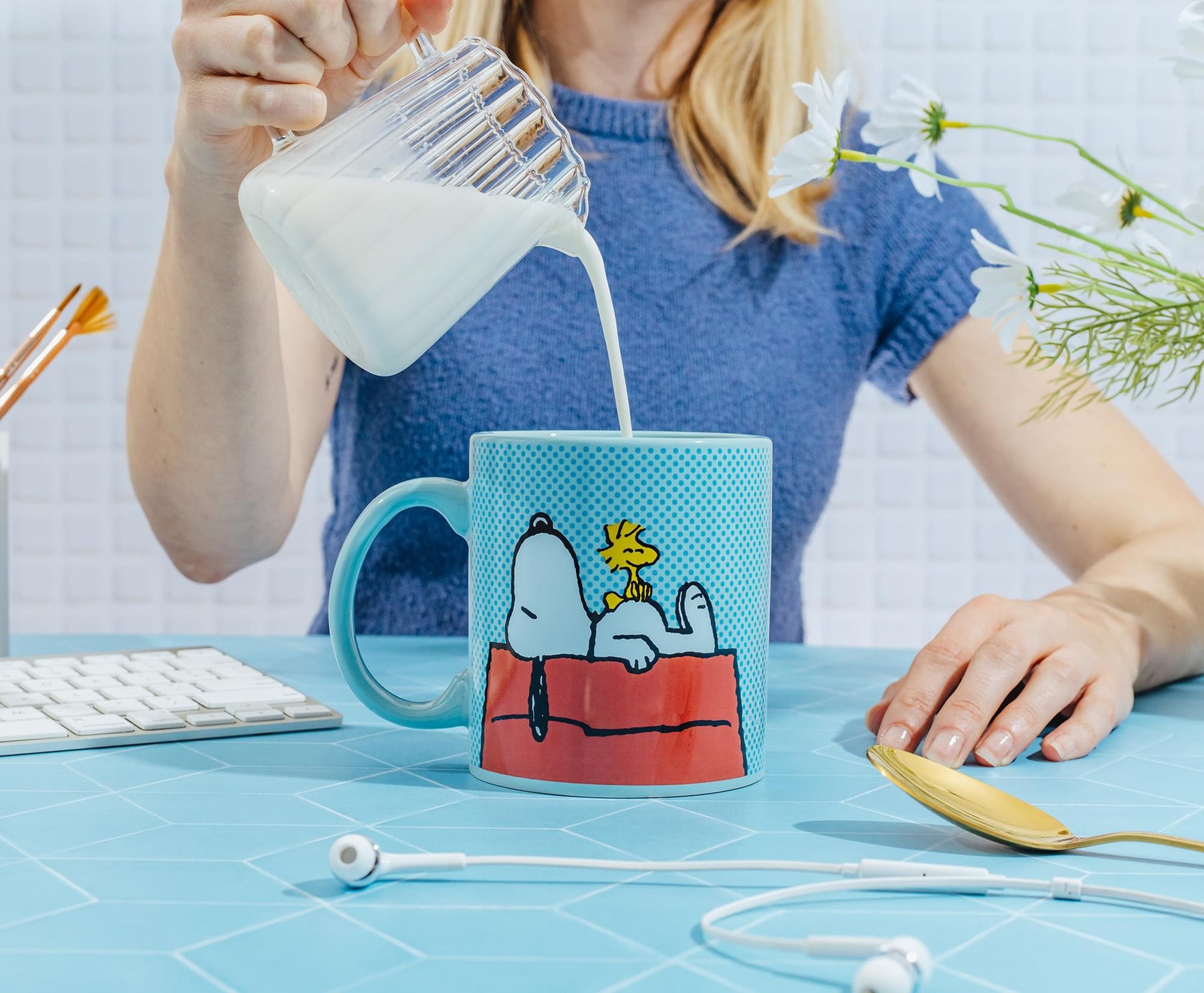 Peanuts Snoopy and Woodstock Lounging Ceramic Mug | Holds 20 Ounces