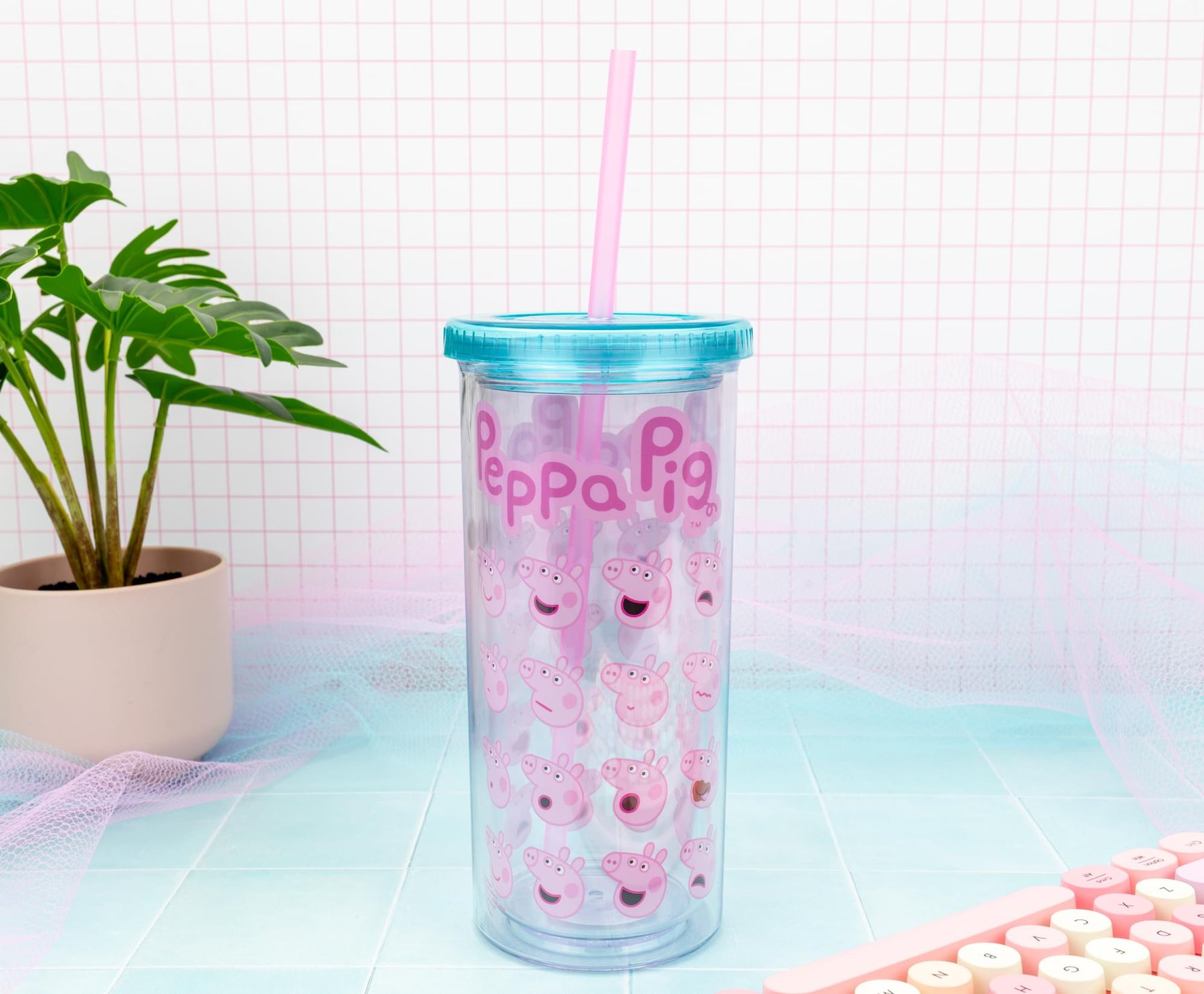 Peppa Pig Expressions 20-Ounce Carnival Cup With Lid and Straw