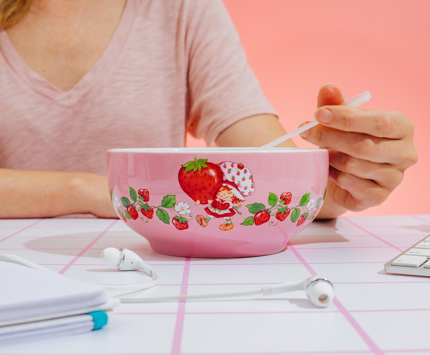 Strawberry Shortcake Ceramic Bowl With Color-Changing Spoon | Holds 27 Ounces