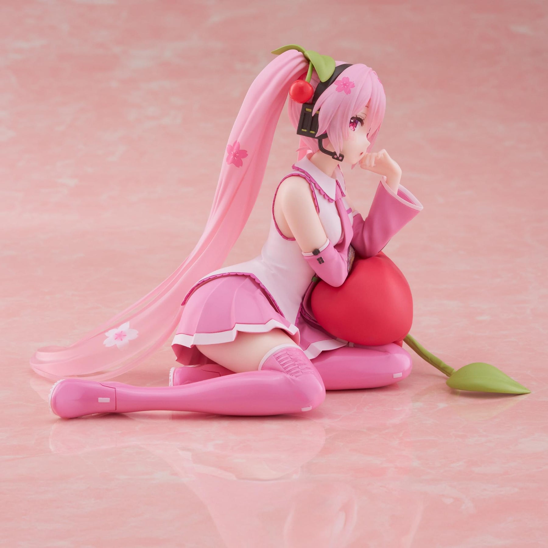 Sakura Miku Desktop Cute Figure (Cherry Cushion Ver.)