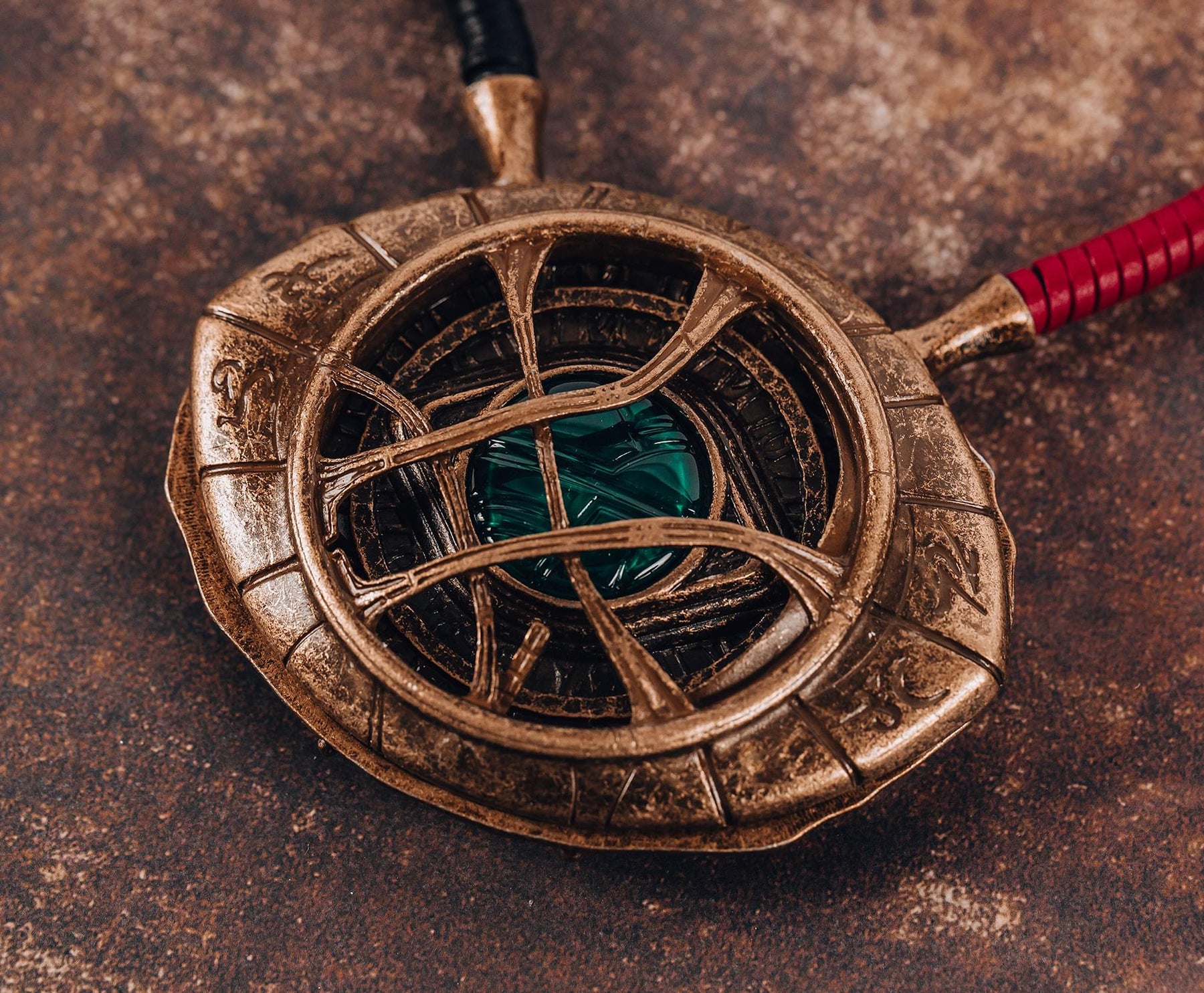 Marvel Doctor Strange Eye of Agamotto 1:1 Scale Light-Up Prop Replica Necklace