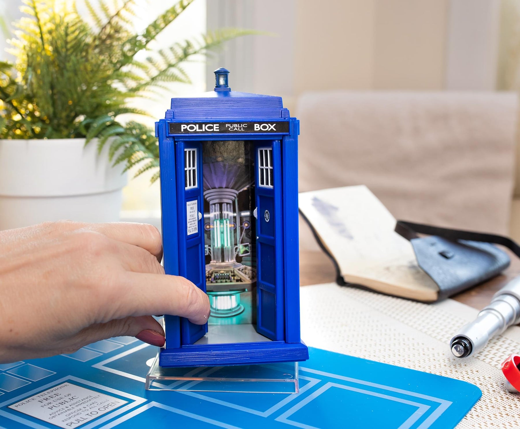 Doctor Who TARDIS Electronic Spin And Fly Vehicle