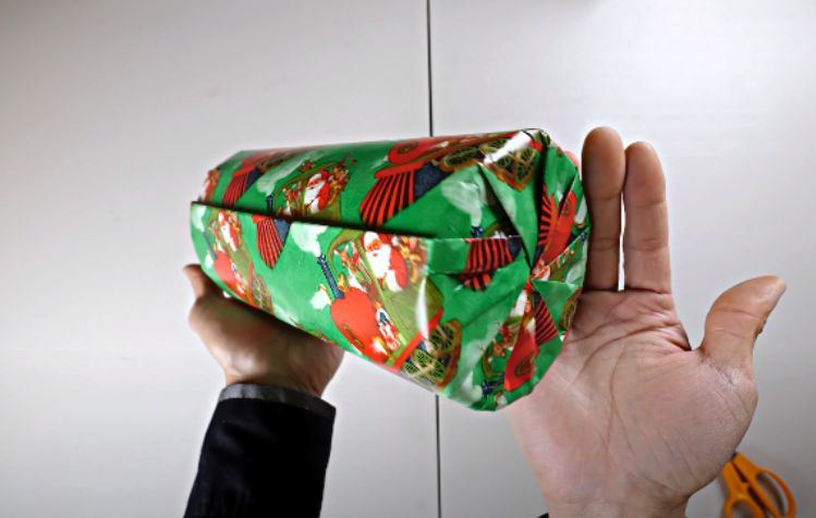 How To Wrap A Cylinder Christmas Present
