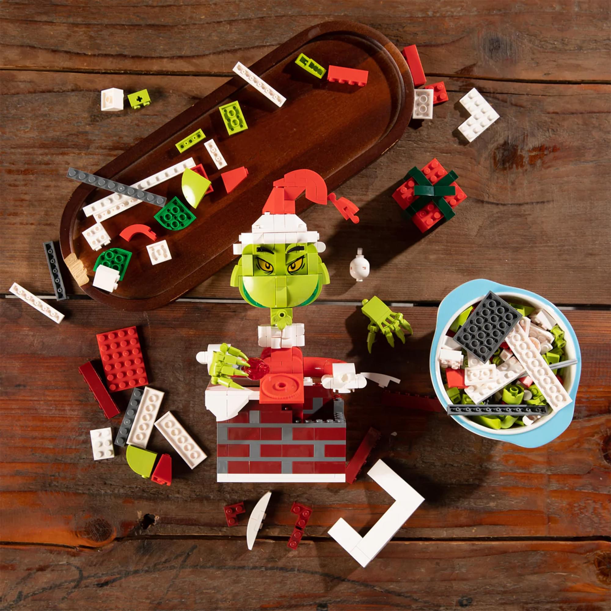 The Grinch Up The Chimney 523-Piece Brickcraft Building Set