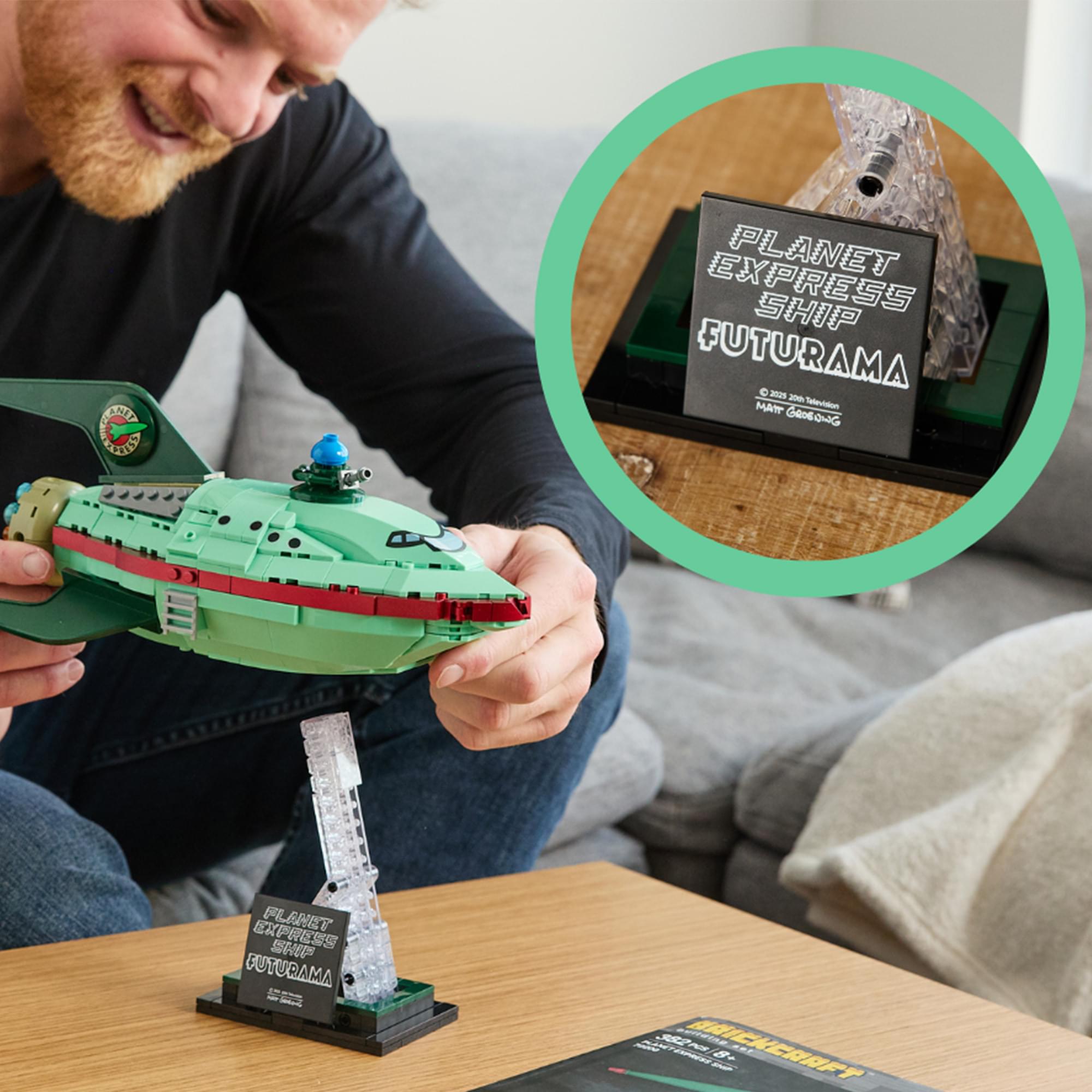 Futurama Planet Express Ship 382-Piece Building Set