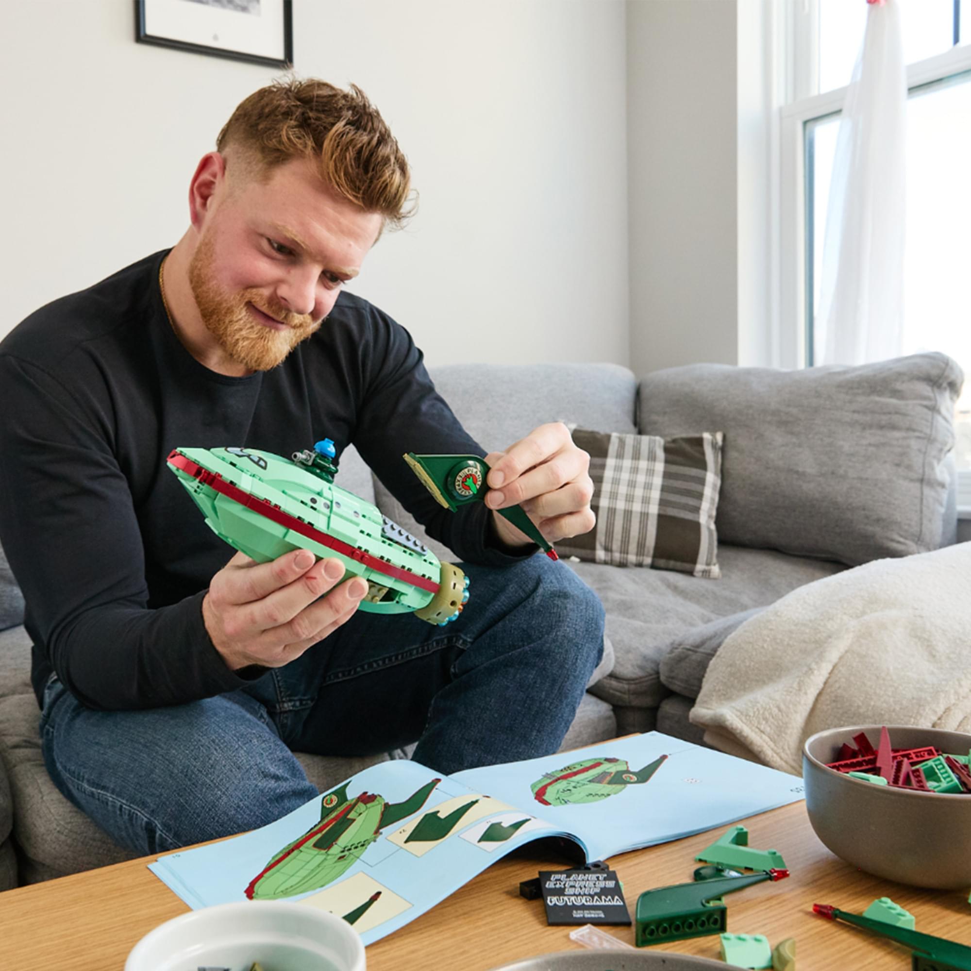 Futurama Planet Express Ship 382-Piece Building Set