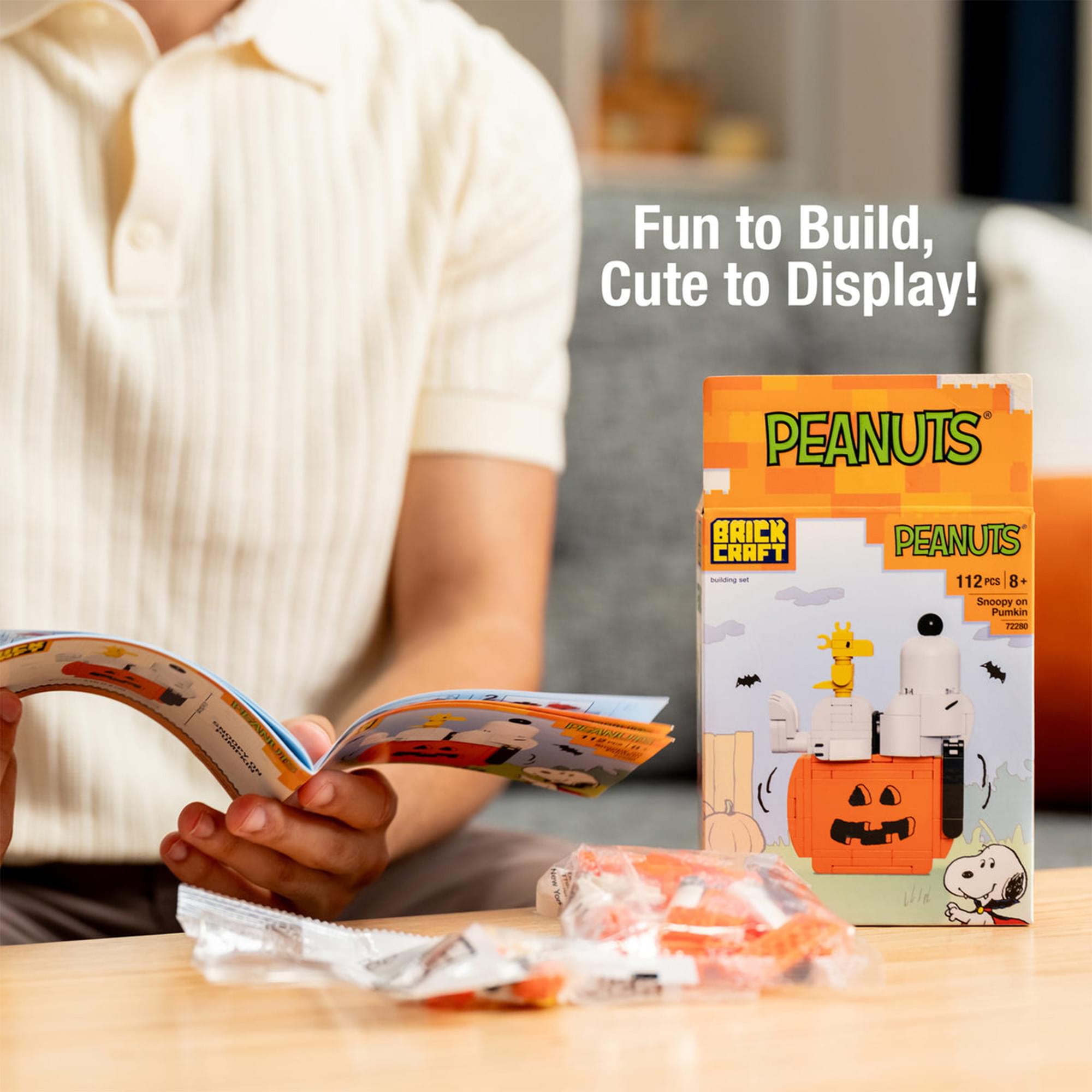 Peanuts Snoopy Sleeping On Pumpkin 122-Piece Building Set