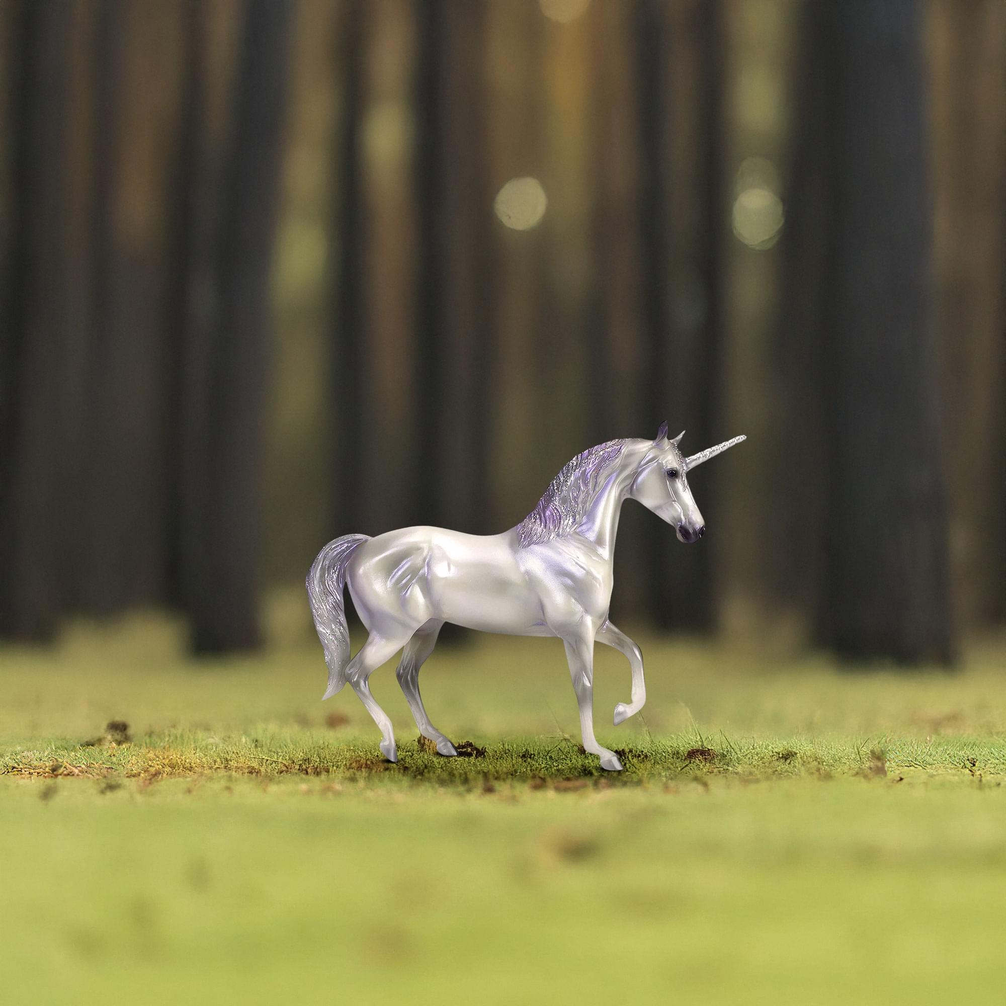 Breyer Classics 1/12 Model Horse - Sarafina Magical Unicorn