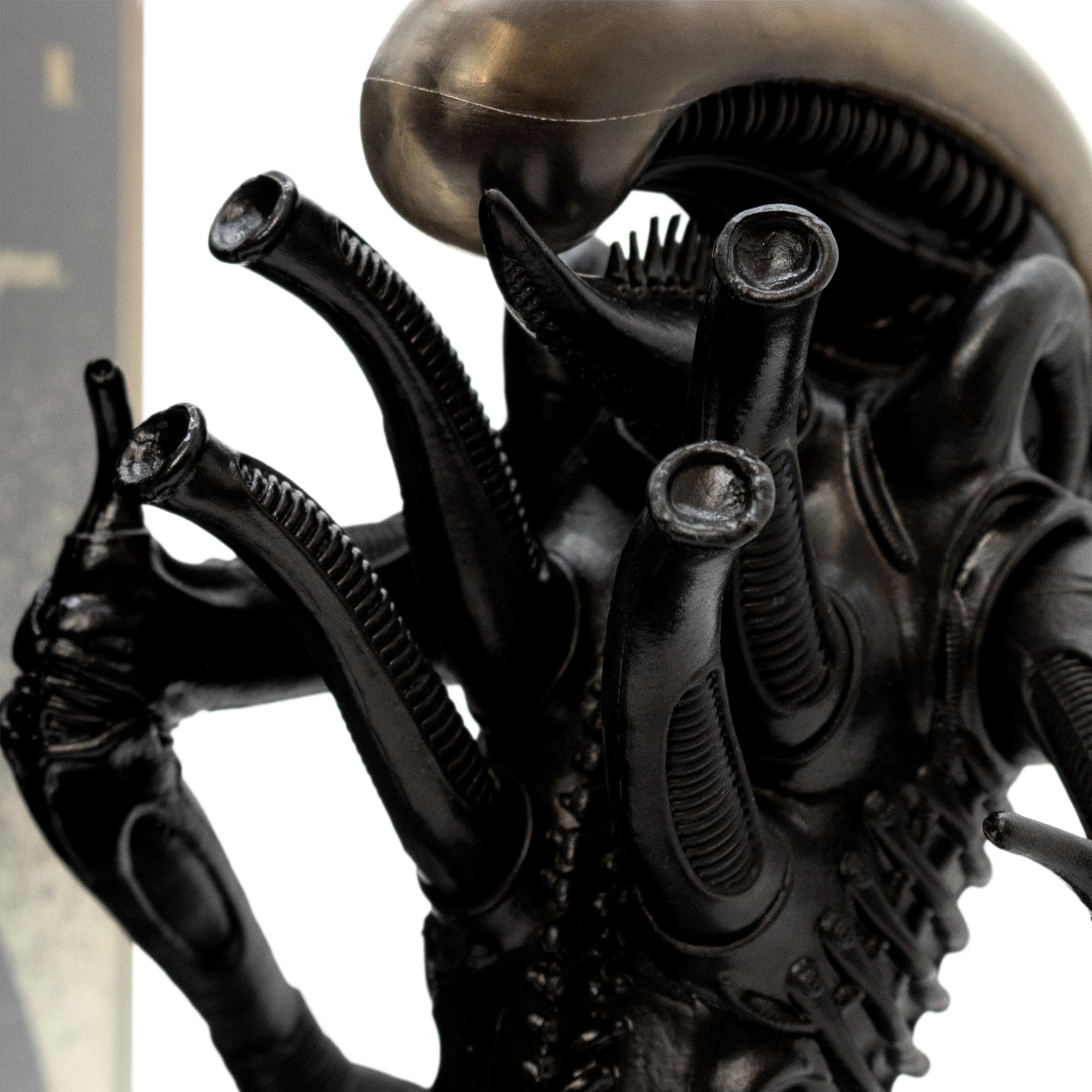 Alien Deluxe Xenomorph 9 Inch Vinyl Statue