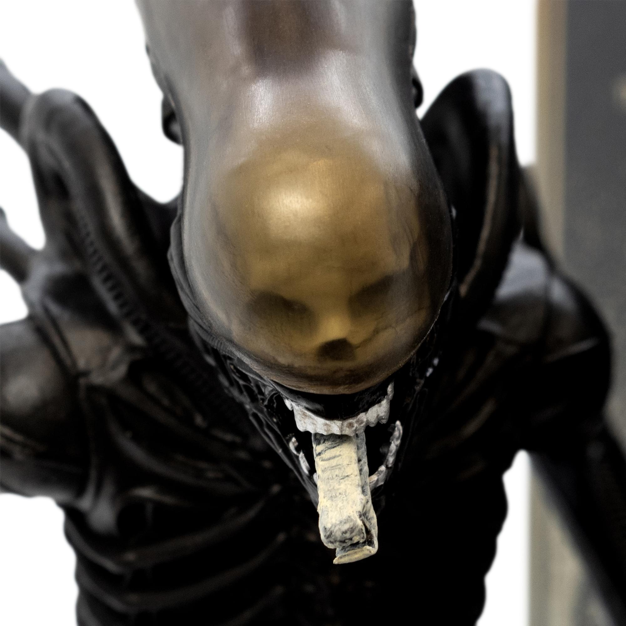 Alien Deluxe Xenomorph 9 Inch Vinyl Statue
