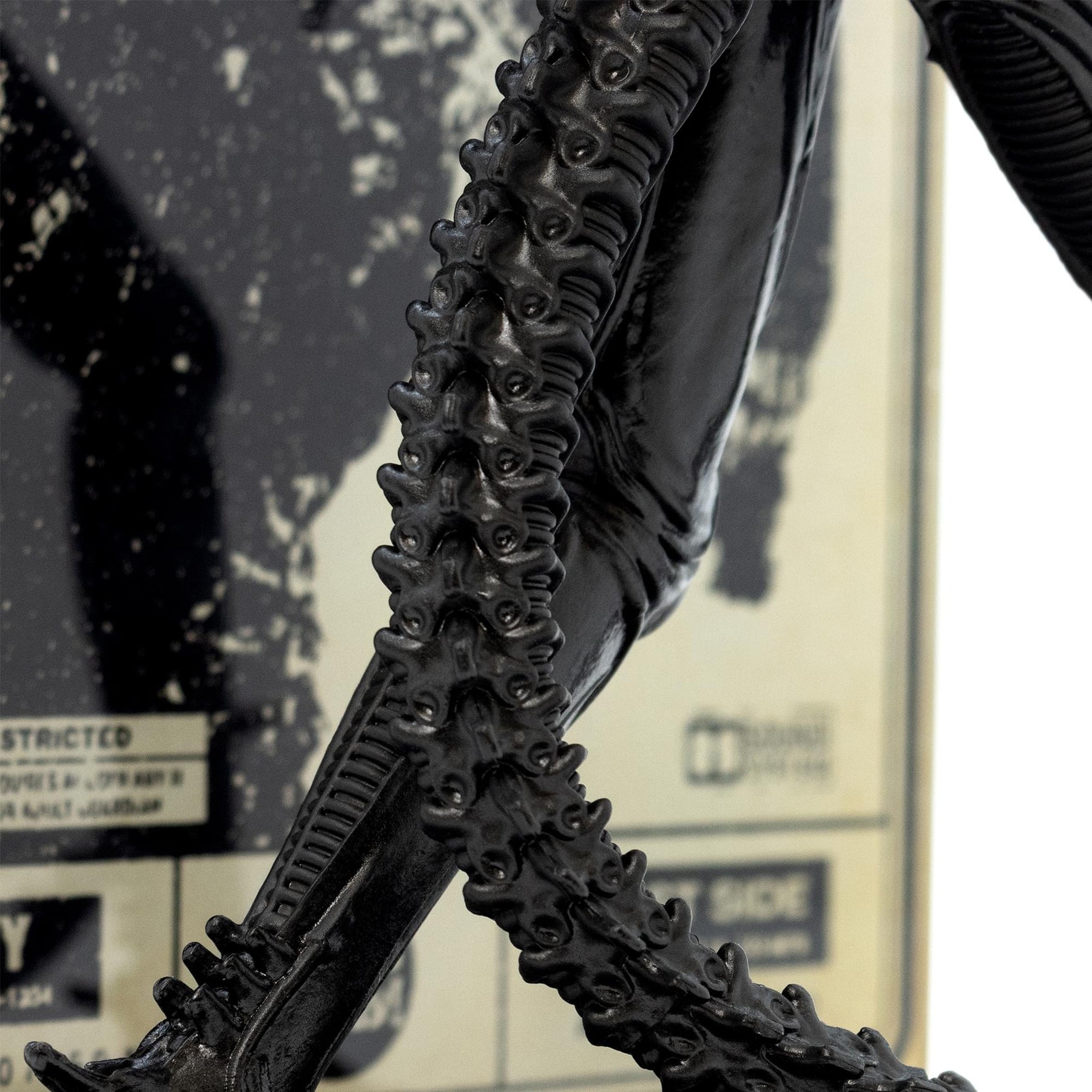 Alien Deluxe Xenomorph 9 Inch Vinyl Statue