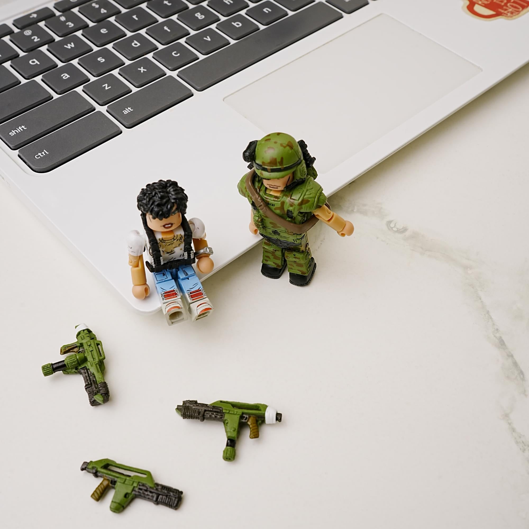 Aliens Cpl. Hicks & Rescue Mission Ripley 2-Pack Series 1 Minimates