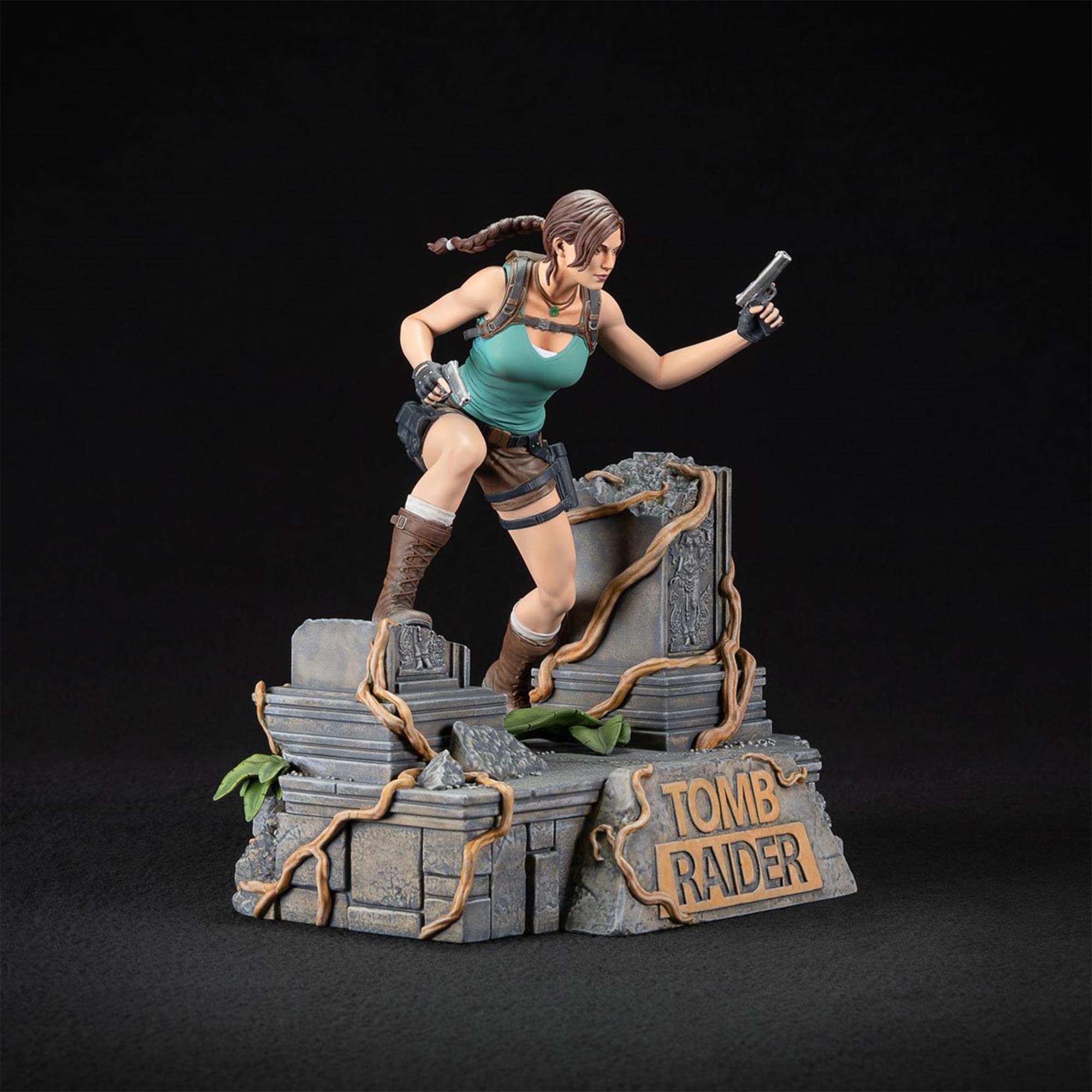 Tomb Raider Deluxe Lara Croft 9 Inch PVC Statue