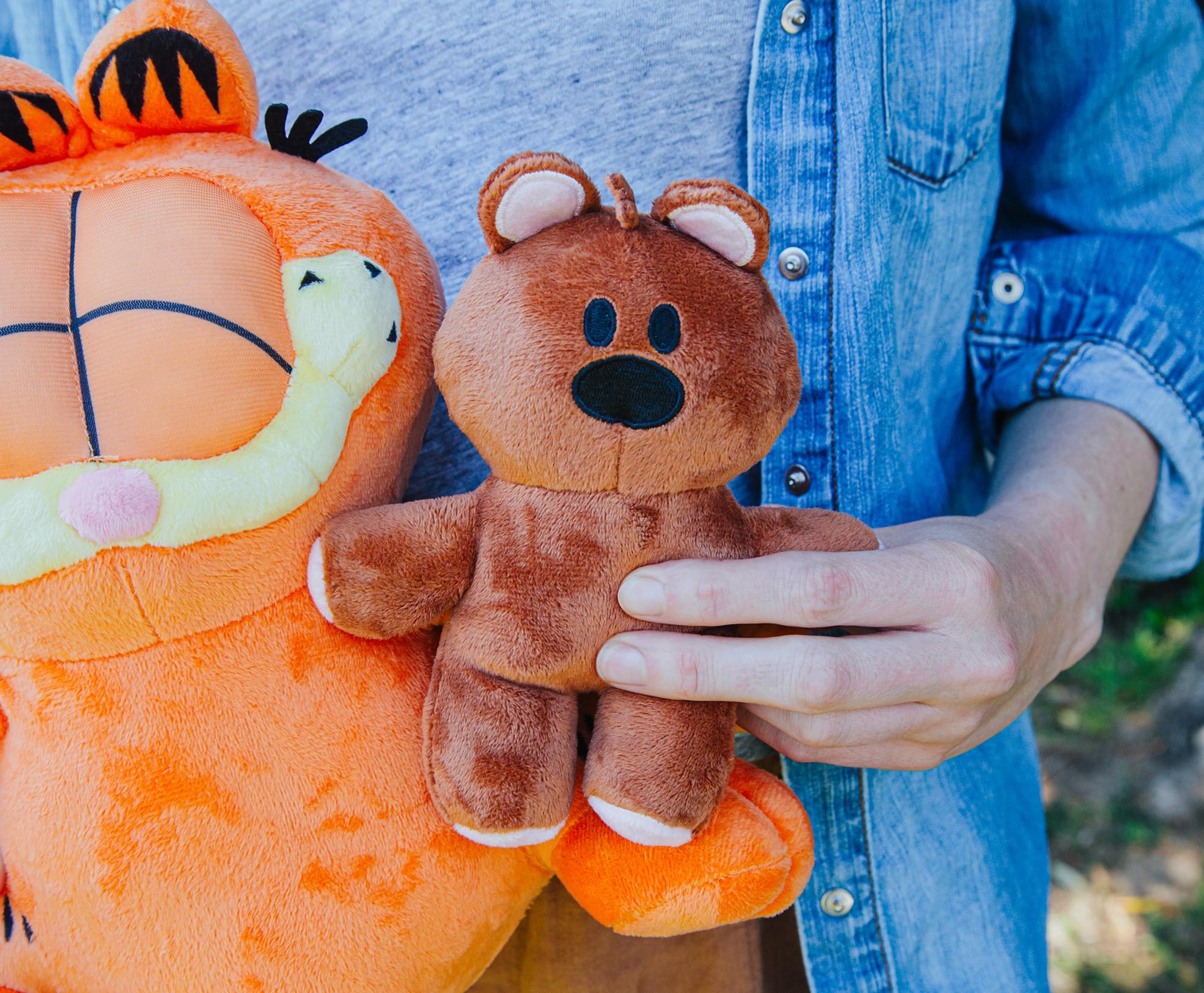 Garfield Holding Pooky 12-Inch Collector Plush