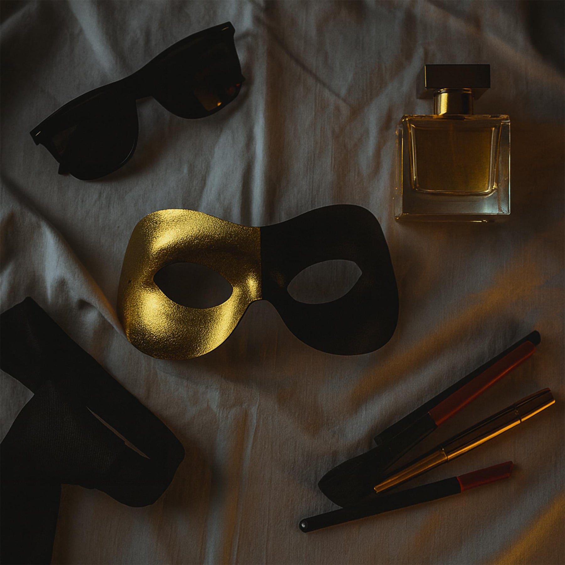 Black & Gold Fashion Mask (Half)