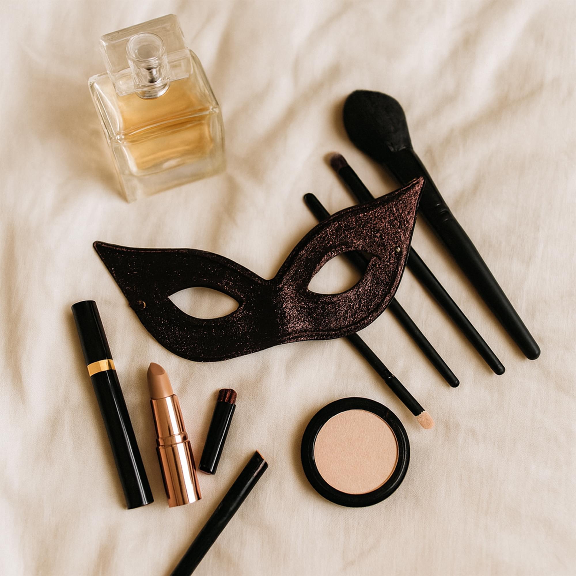 Black Pointed Glitter Mask