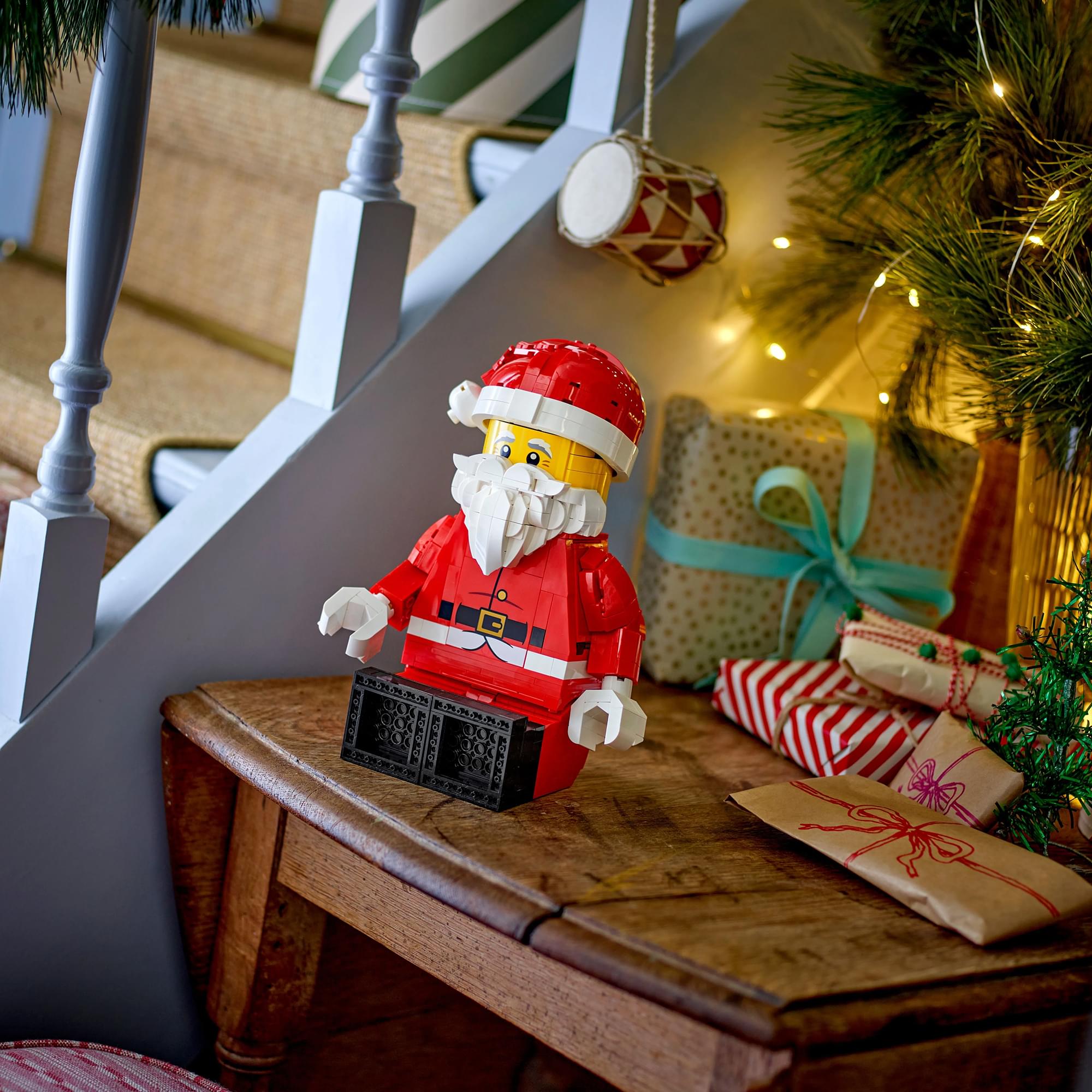 LEGO 40820 Up-Scaled Santa Minifigure 761-Piece Building Set
