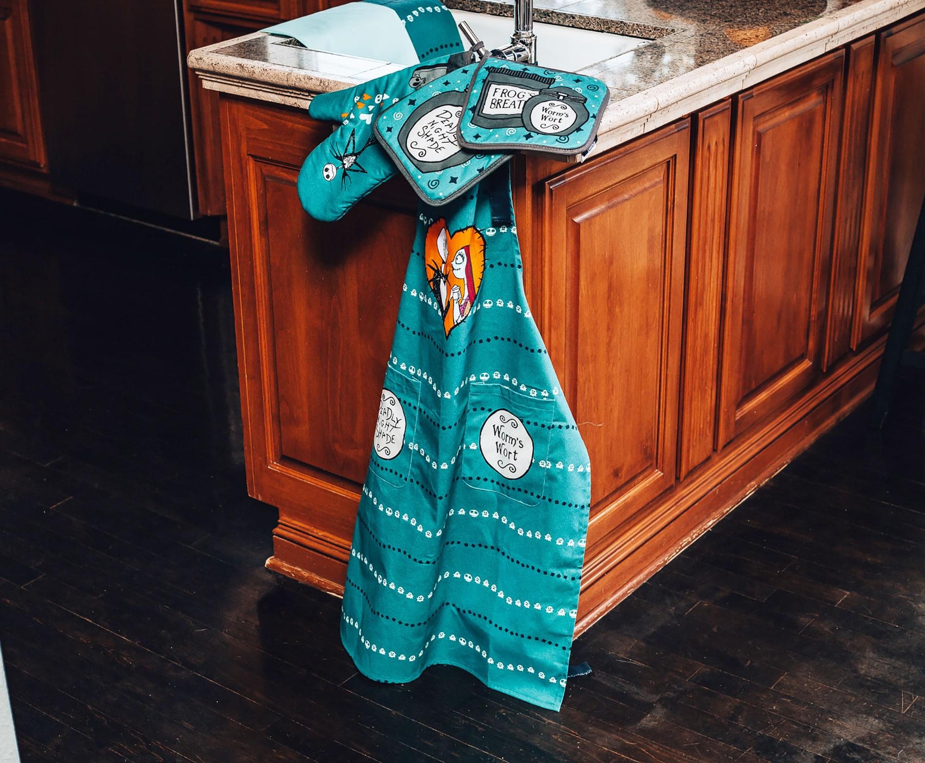 Nightmare Before Christmas Kitchen Set | Apron | Mitt | Pot Holders | Towels