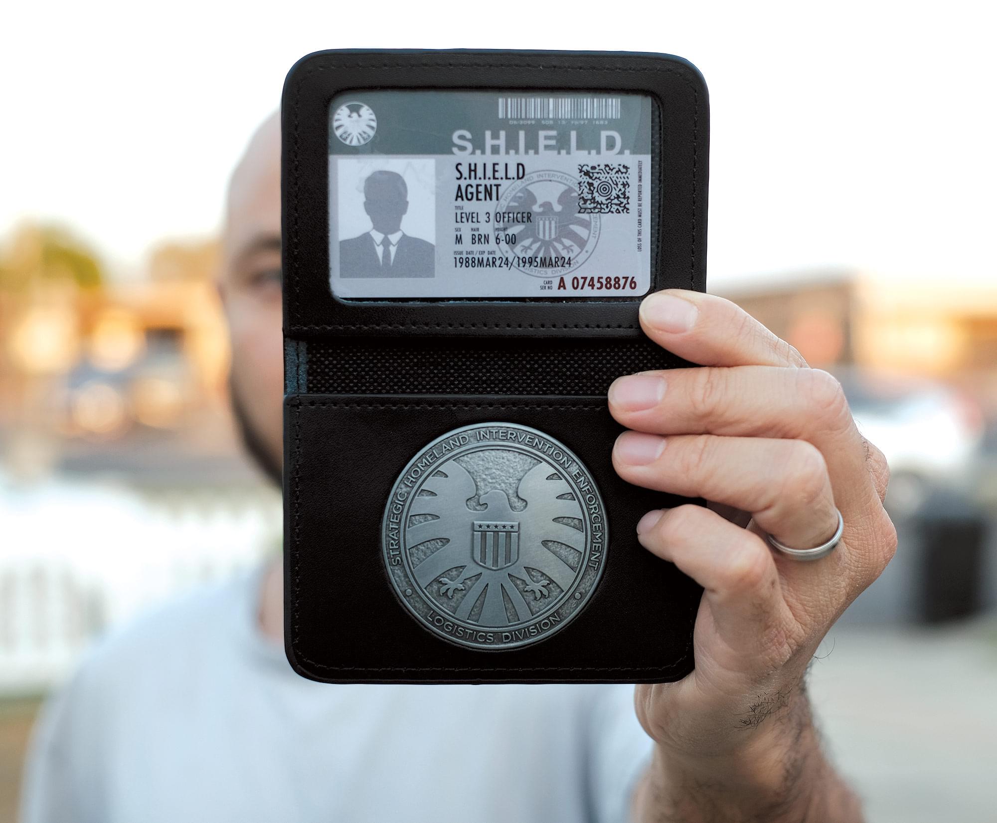 Agent Of S.h.i.e.l.d. Shield Badge In Leather Holder Phil Coulson's 2 Cards With Free Coin - Foto 8