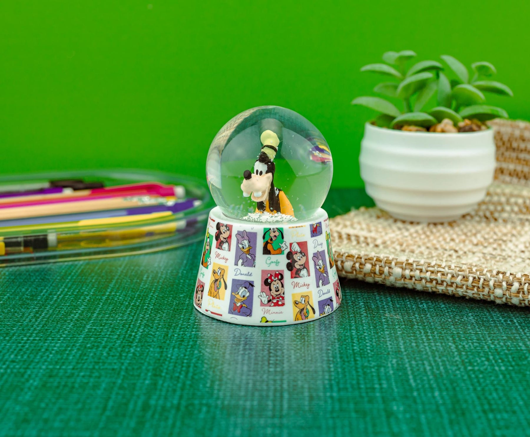 Disney Goofy 3-Inch Mini Light-Up Snow Globe