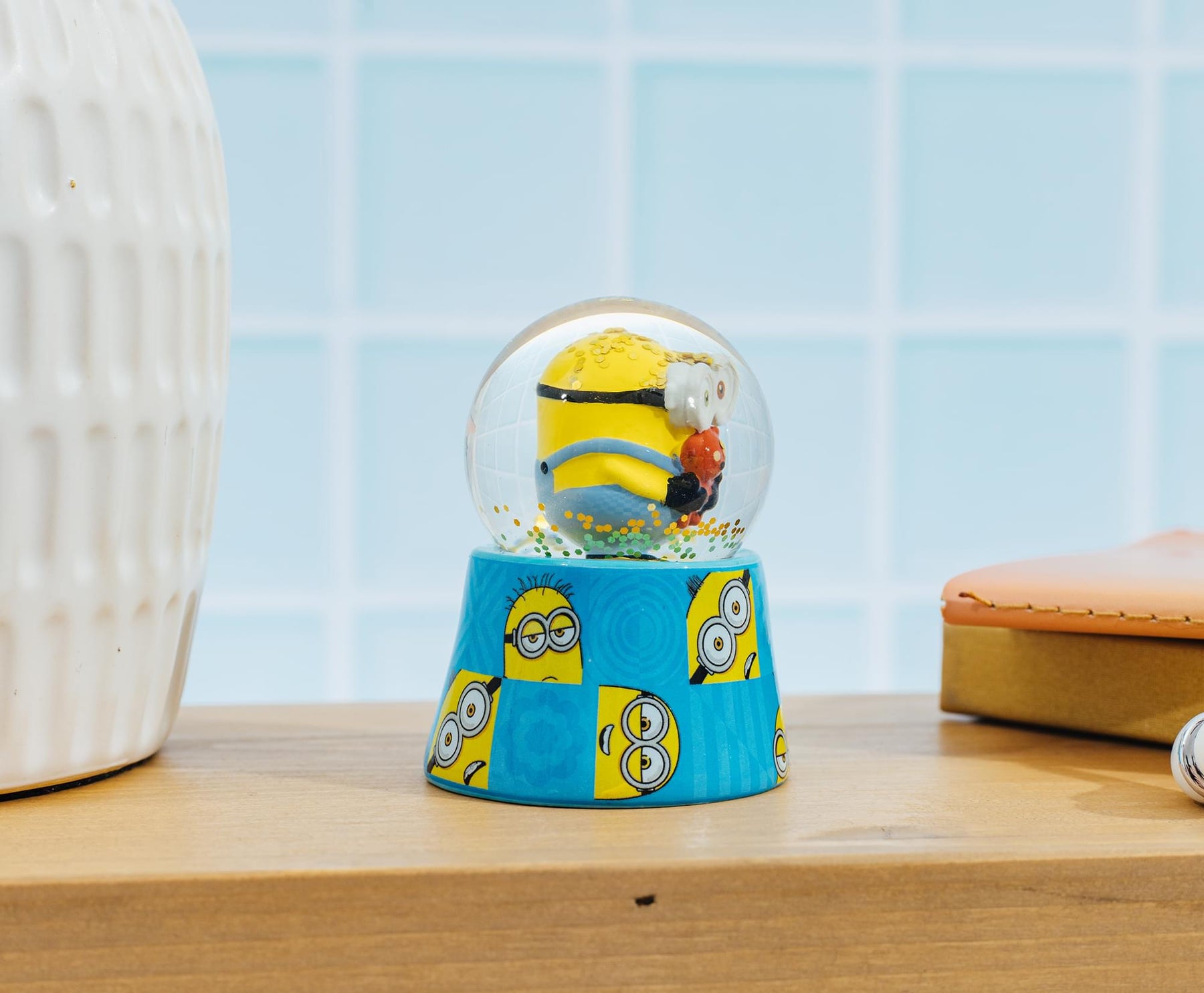Despicable Me Bob The Minion 3-Inch Mini Light-Up Snow Globe