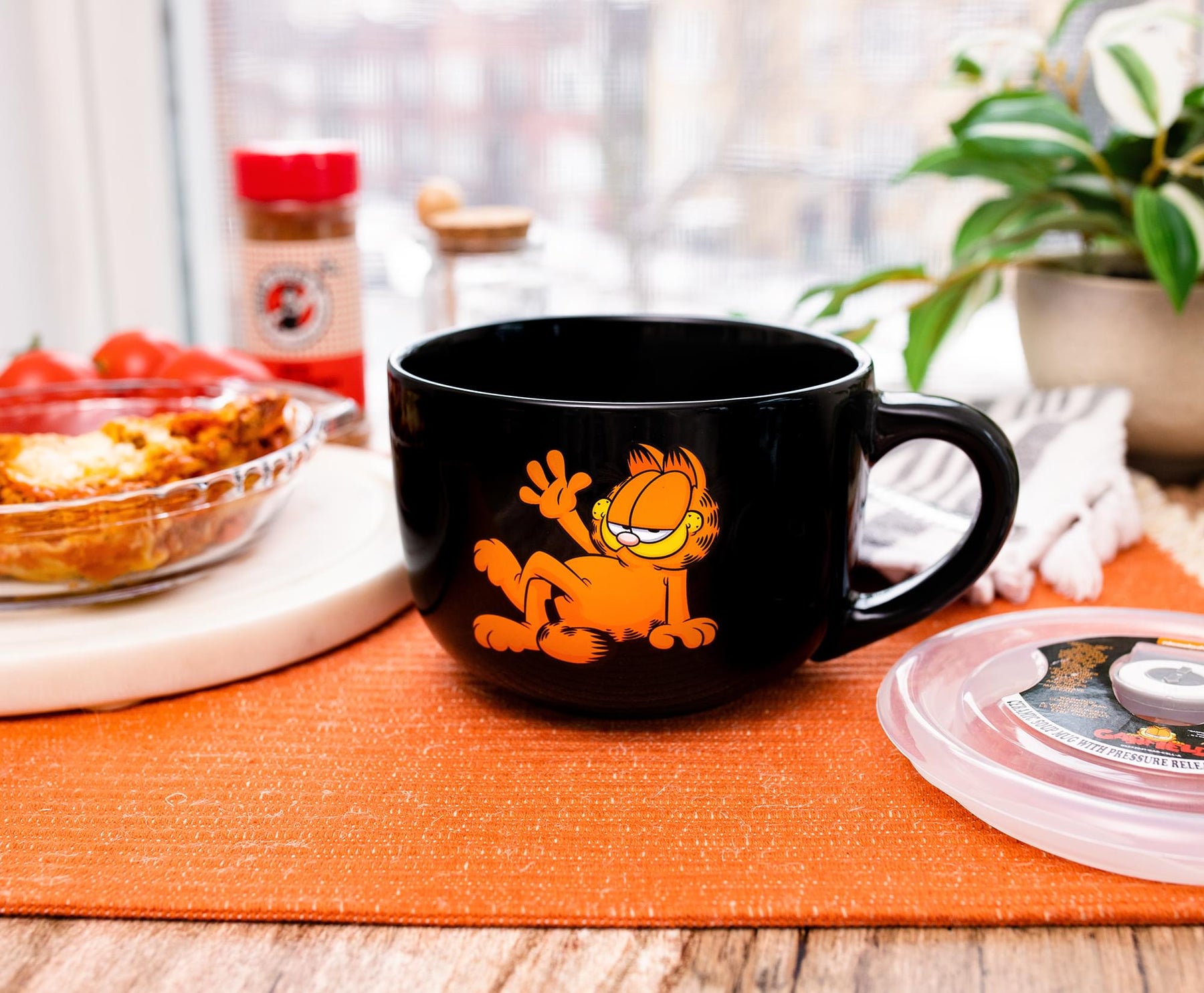 Garfield Ceramic Soup Mug With Vented Lid | Holds 24 Ounces