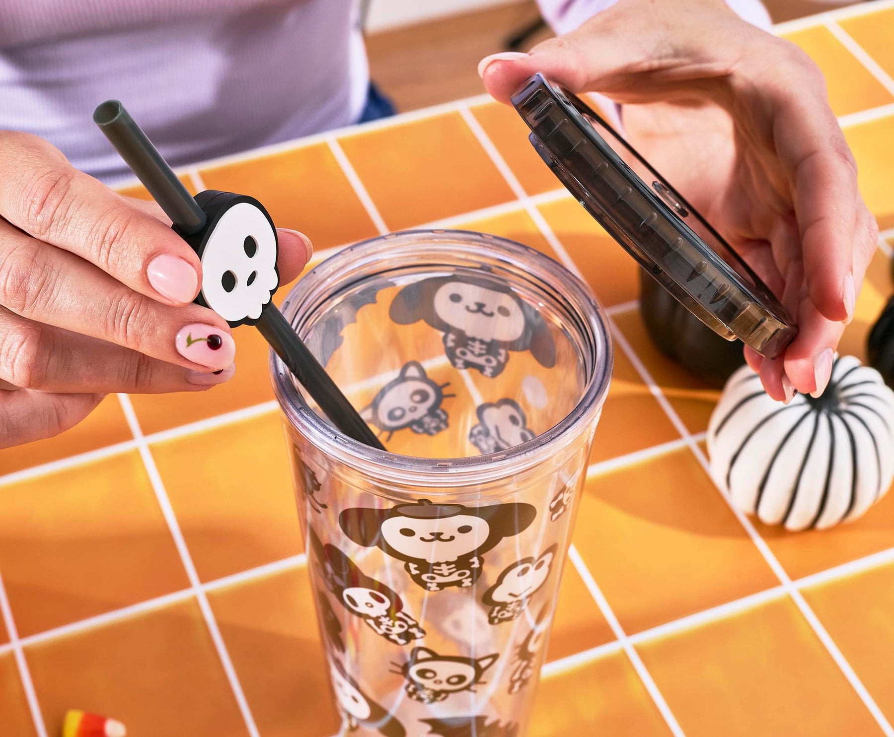 Sanrio Hello Kitty Halloween 24-Ounce Carnival Cup With Lid and Straw Topper Charm