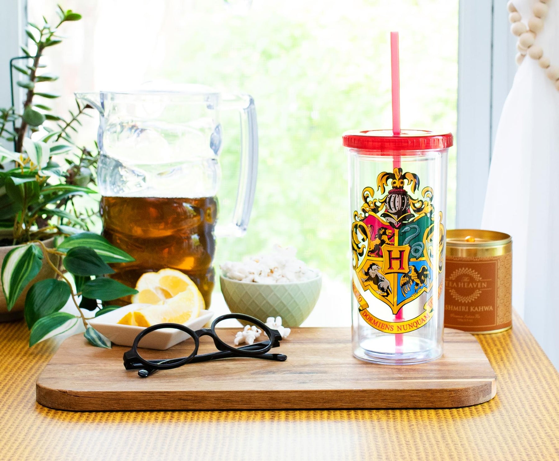 Harry Potter Hogwarts Crest Plastic Carnival Cup With Lid and Straw | 20 Ounces
