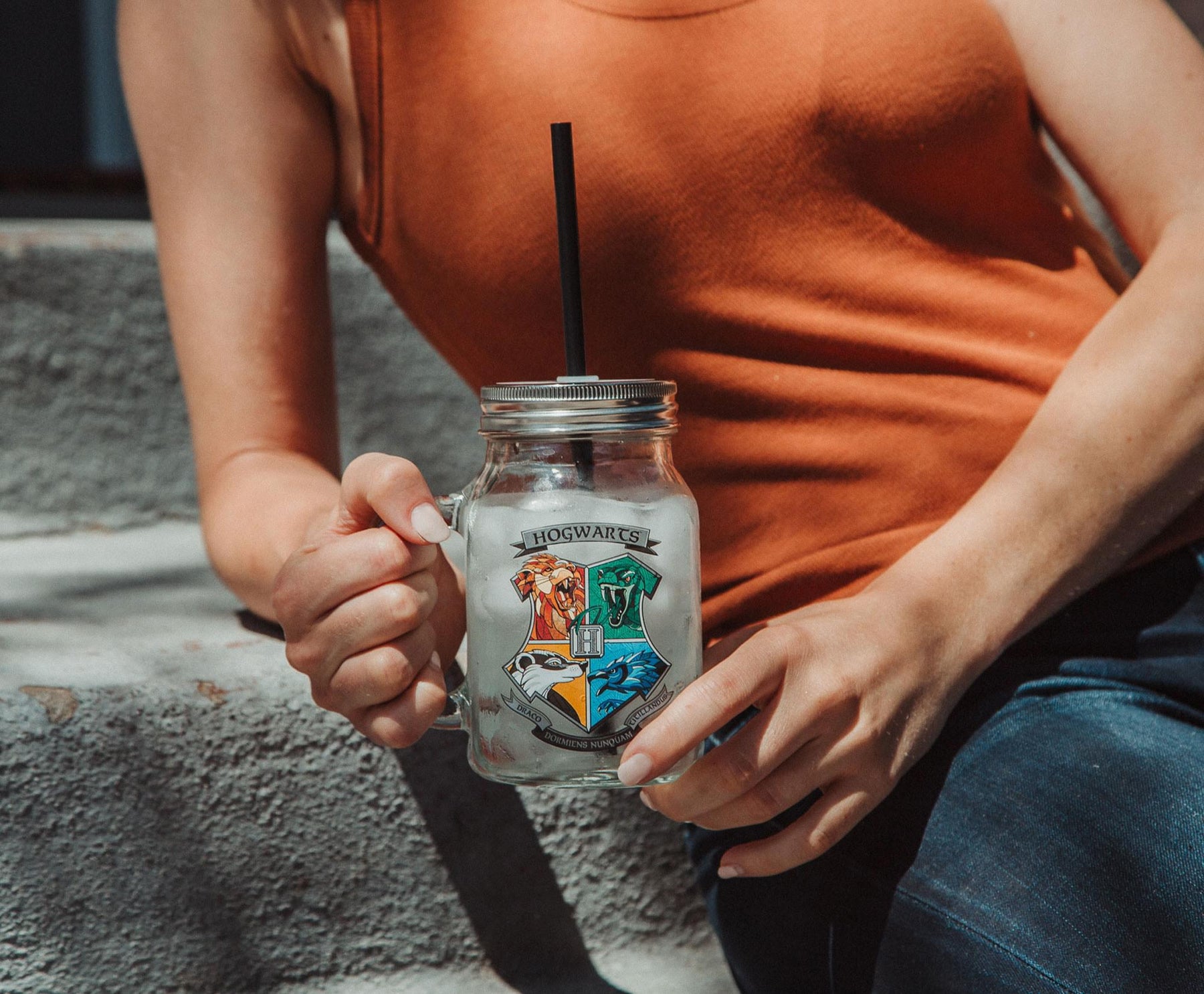 Harry Potter Hogwarts Crest 21 Ounce Glass Mason Jar With Lid and Straw