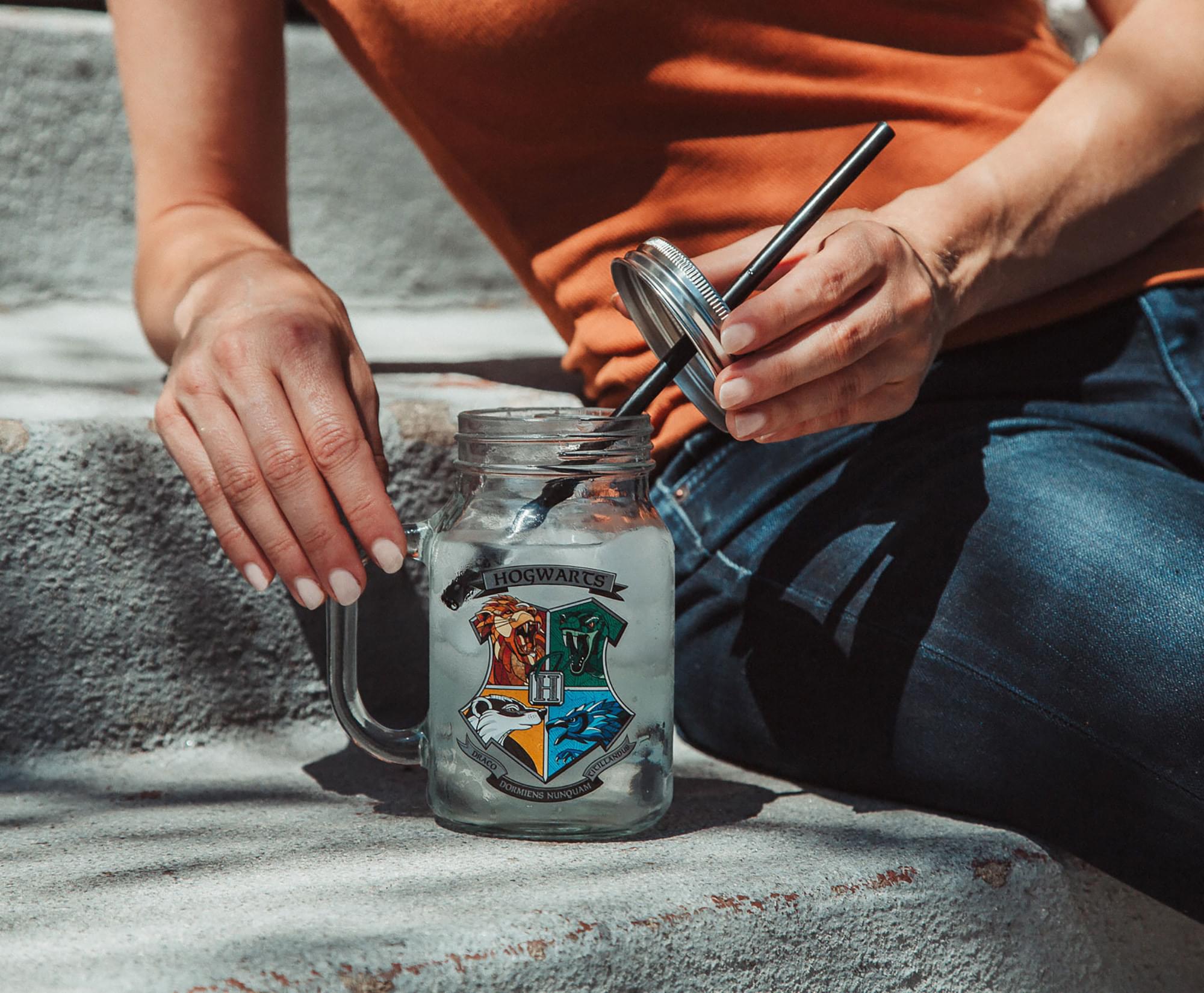 Harry Potter Hogwarts Crest 21 Ounce Glass Mason Jar With Lid and Straw