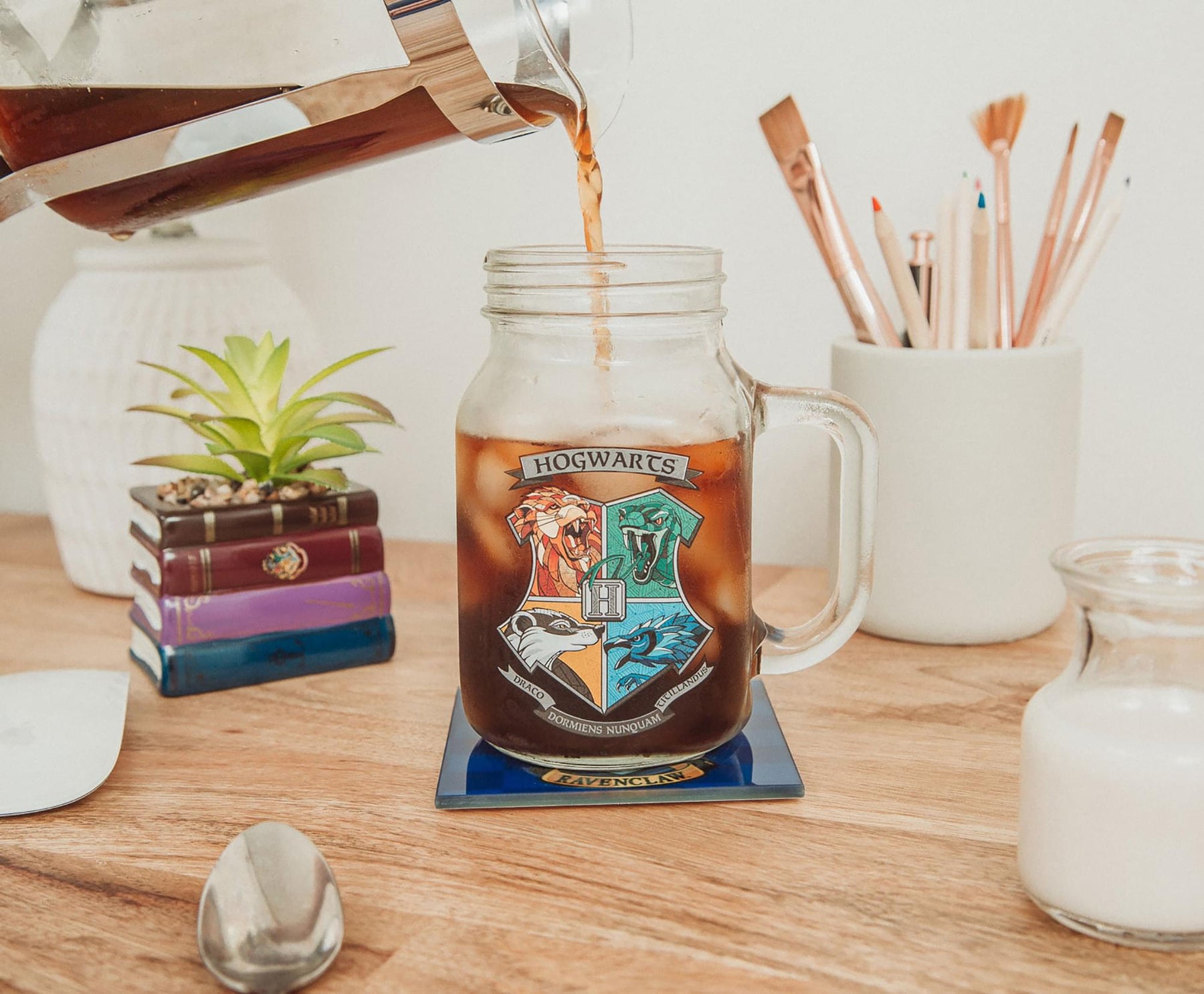 Harry Potter Hogwarts Crest 21 Ounce Glass Mason Jar With Lid and Straw