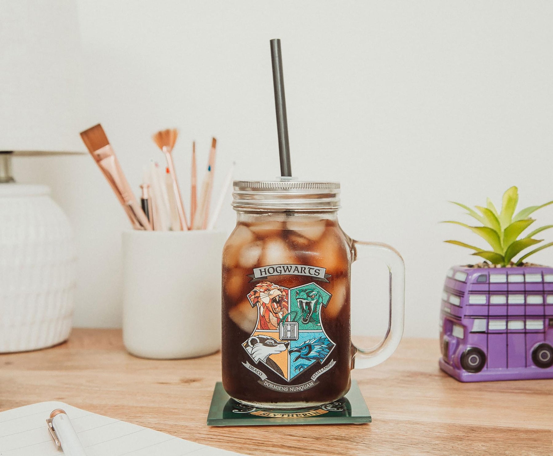 Harry Potter Hogwarts Crest 21 Ounce Glass Mason Jar With Lid and Straw