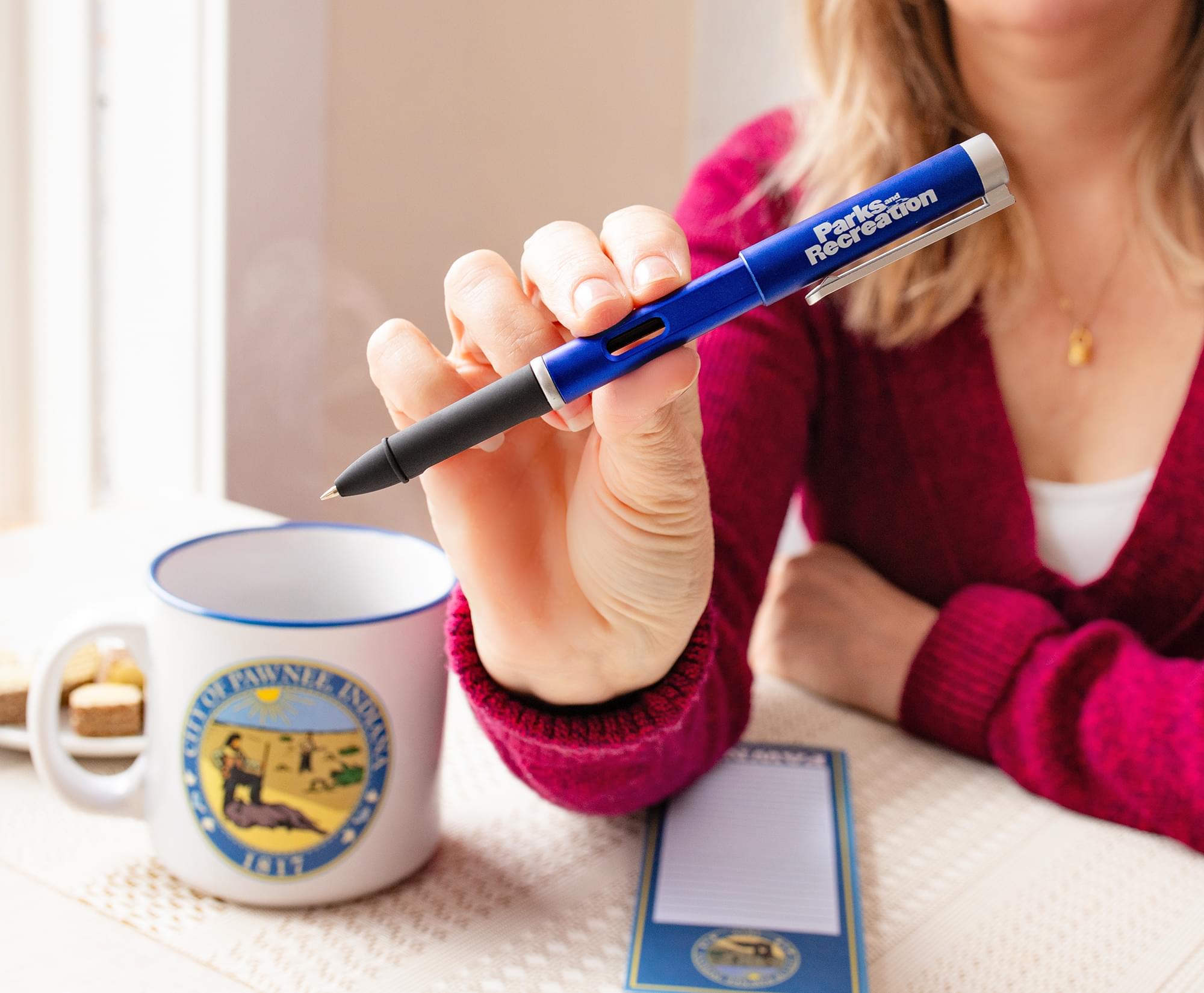 Parks and Recreation City of Pawnee 20-Ounce Camper Mug With Pen and Pad Set