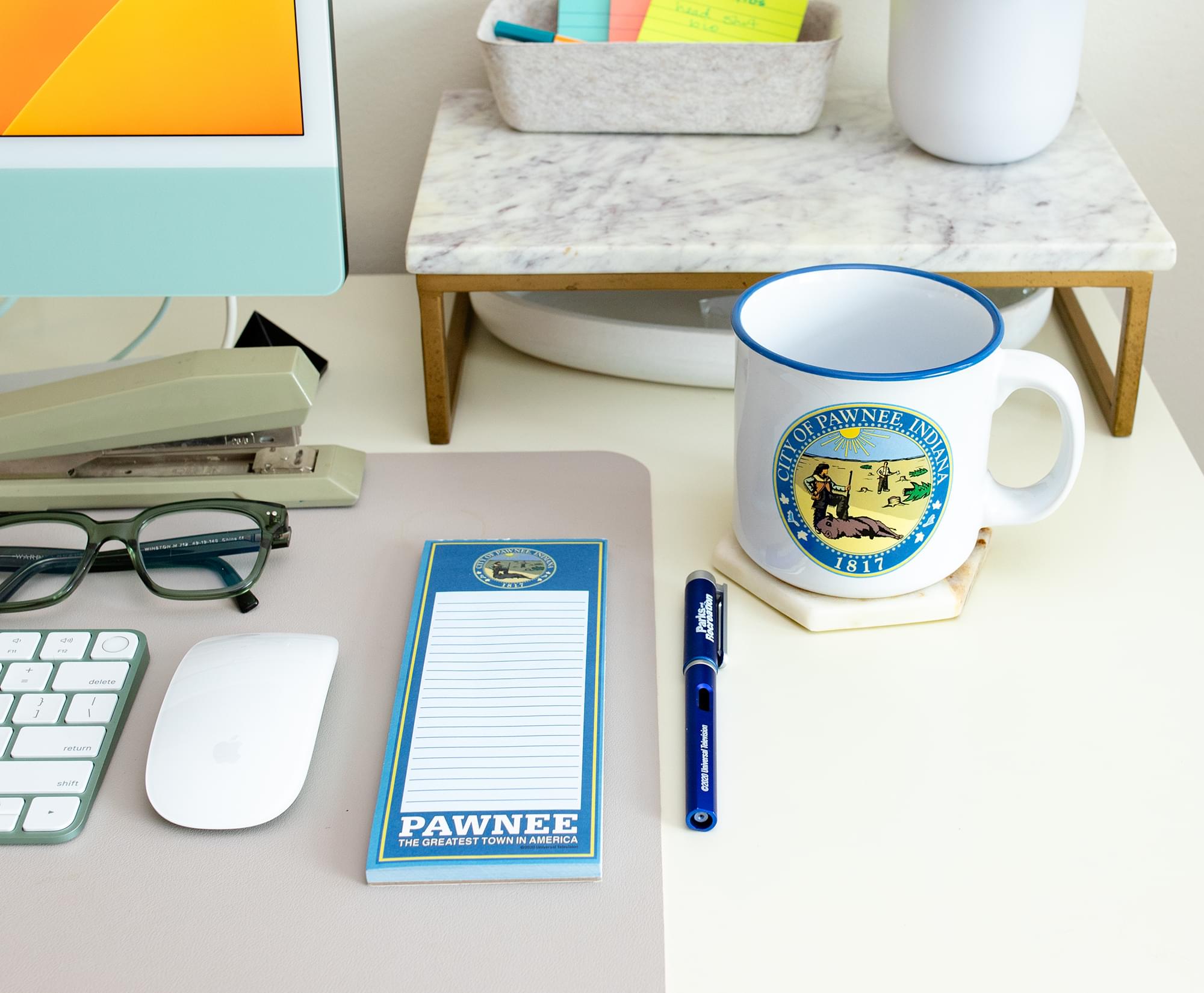Parks and Recreation City of Pawnee 20-Ounce Camper Mug With Pen and Pad Set