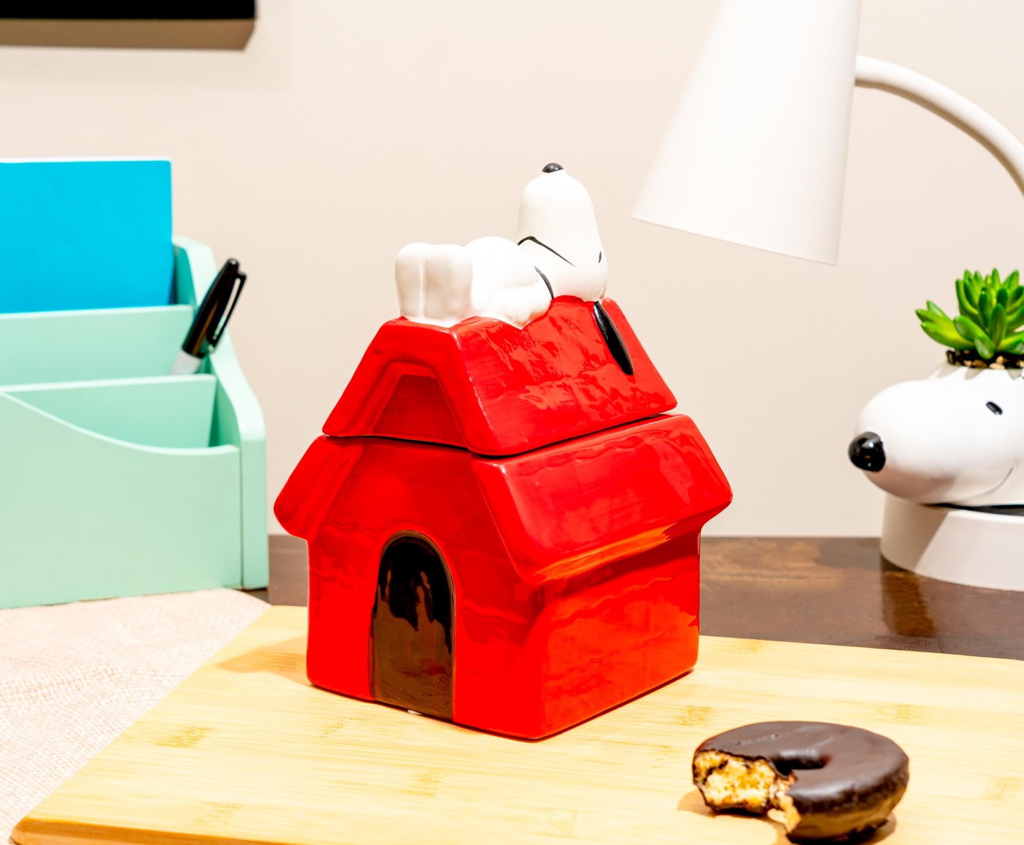 Peanuts Snoopy Doghouse 7-Inch Sculpted Ceramic Snack Jar