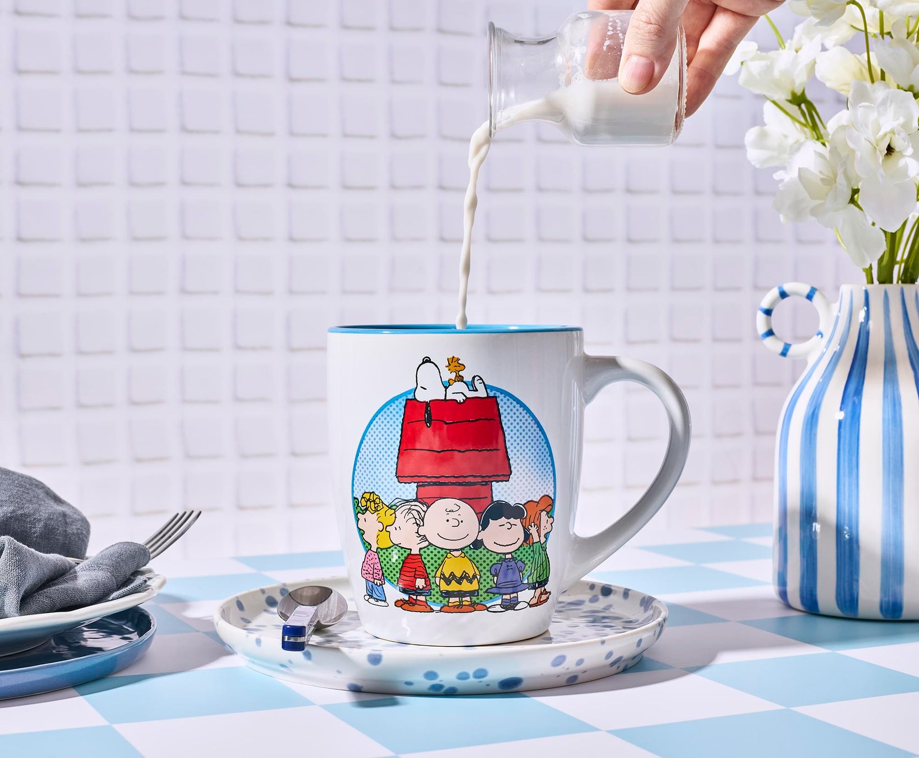 Peanuts Group Scene 25-Ounce Ceramic Latte Mug