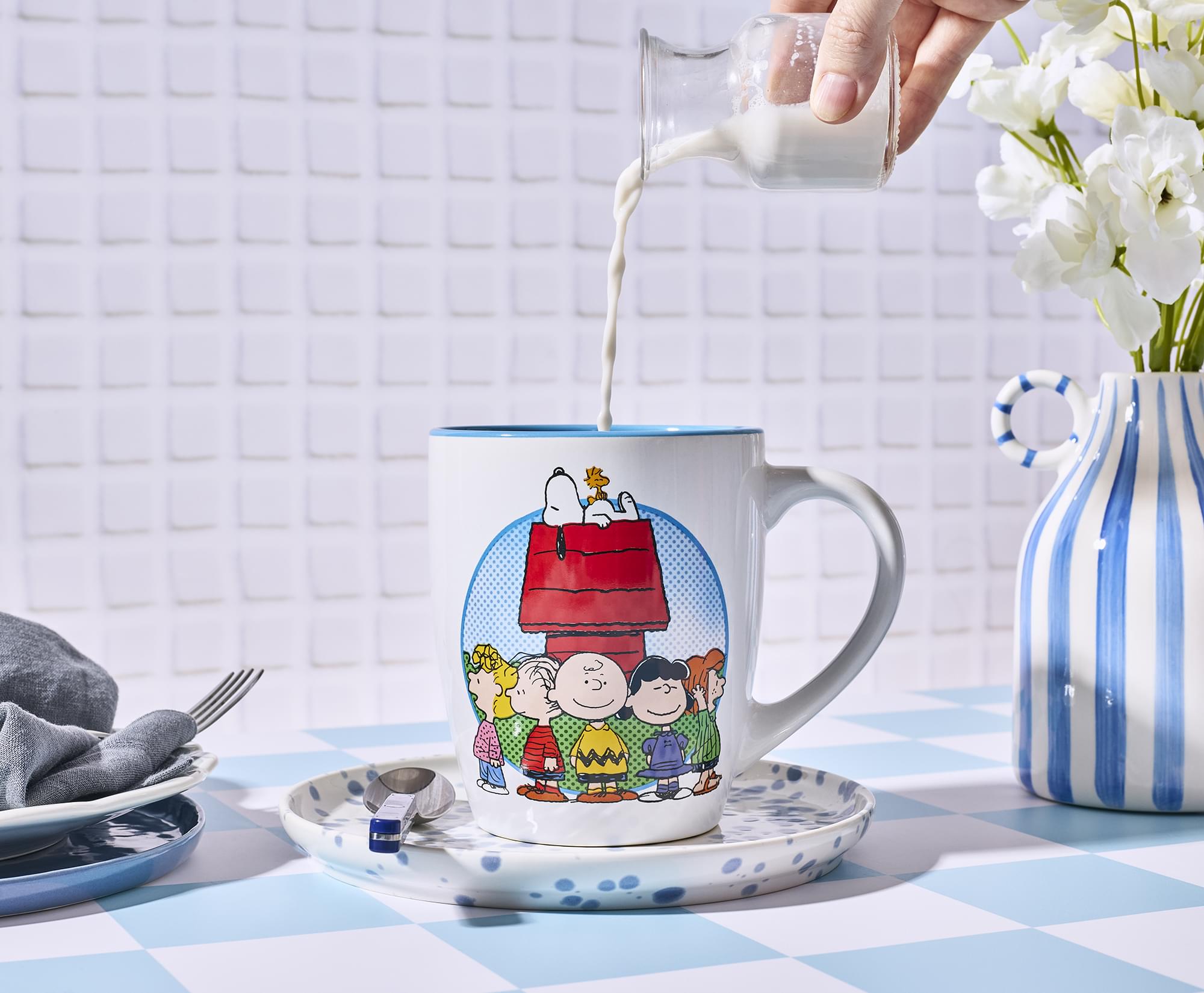 Peanuts Group Scene 25-Ounce Ceramic Latte Mug