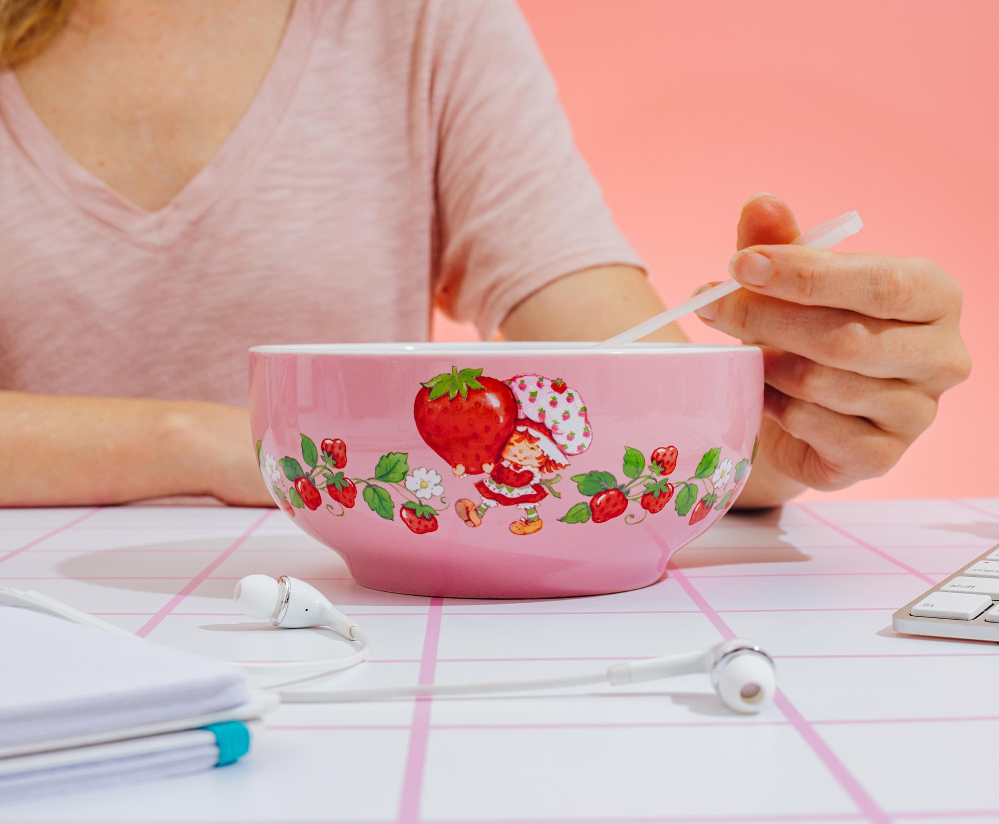 Strawberry Shortcake Ceramic Bowl With Color-Changing Spoon | Holds 27 Ounces