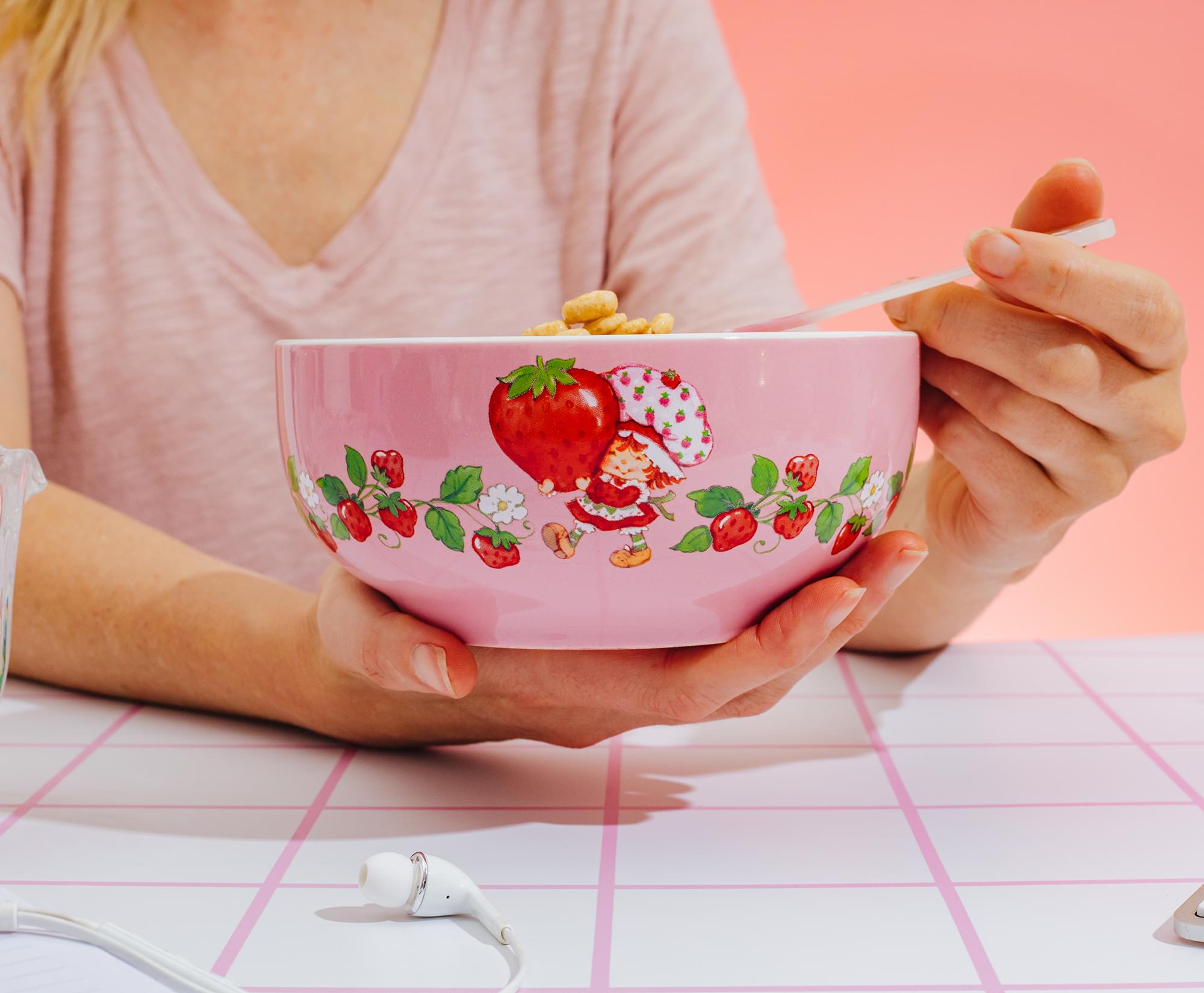 Strawberry Shortcake Ceramic Bowl With Color-Changing Spoon | Holds 27 Ounces