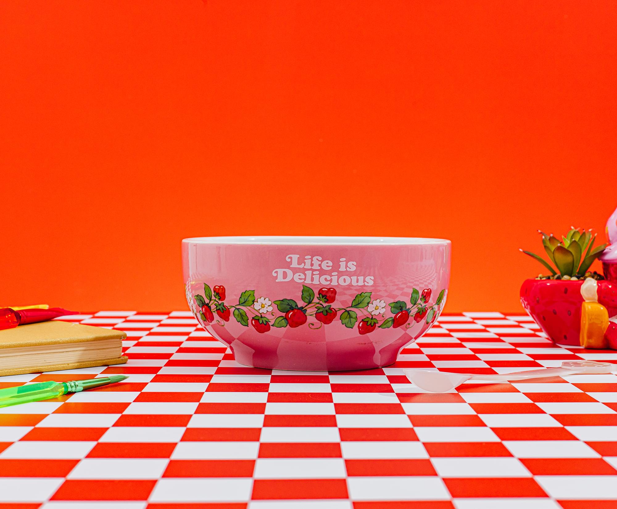 Strawberry Shortcake Ceramic Bowl With Color-Changing Spoon | Holds 27 Ounces