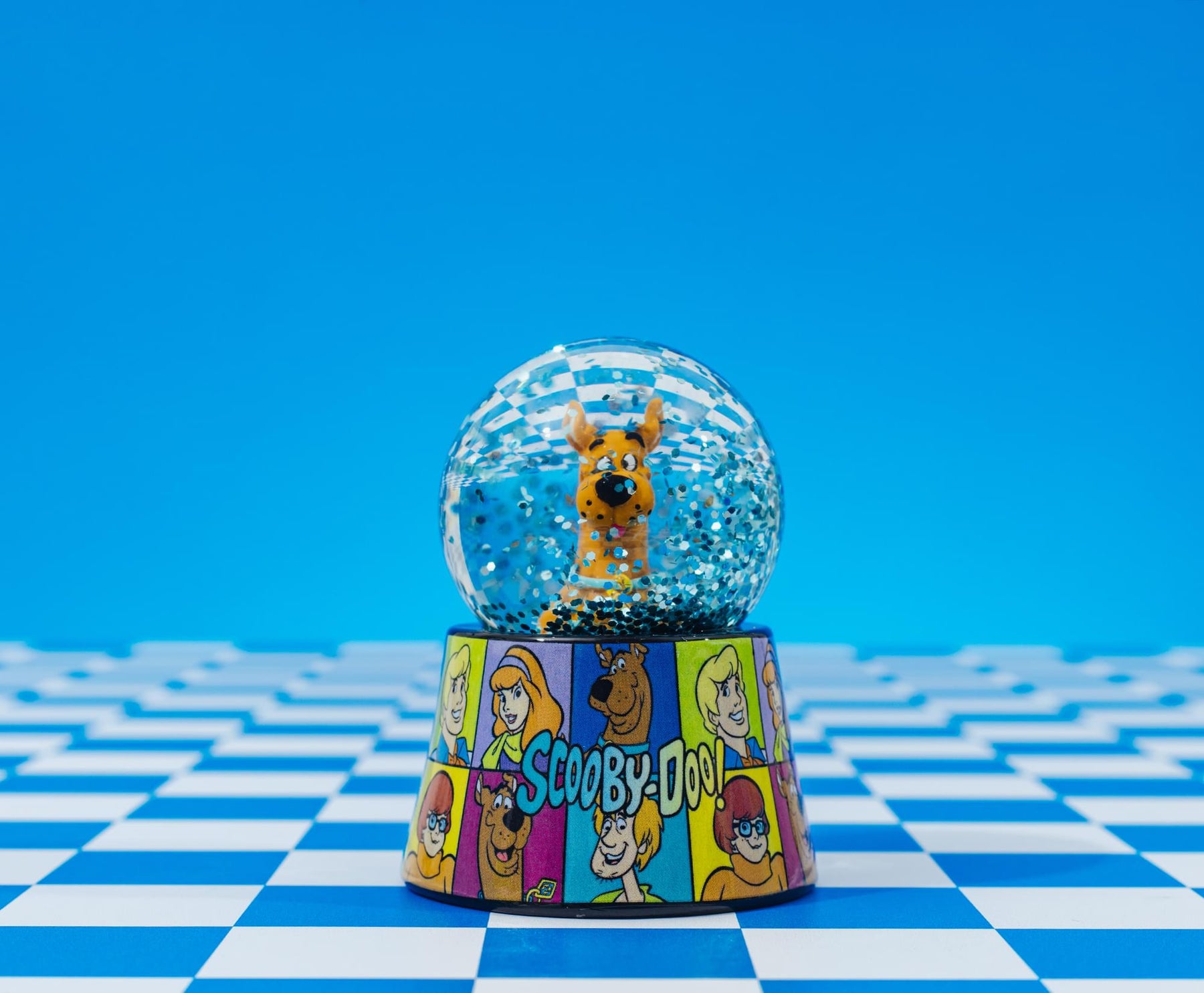 Scooby-Doo 3-Inch Mini Light-Up Snow Globe